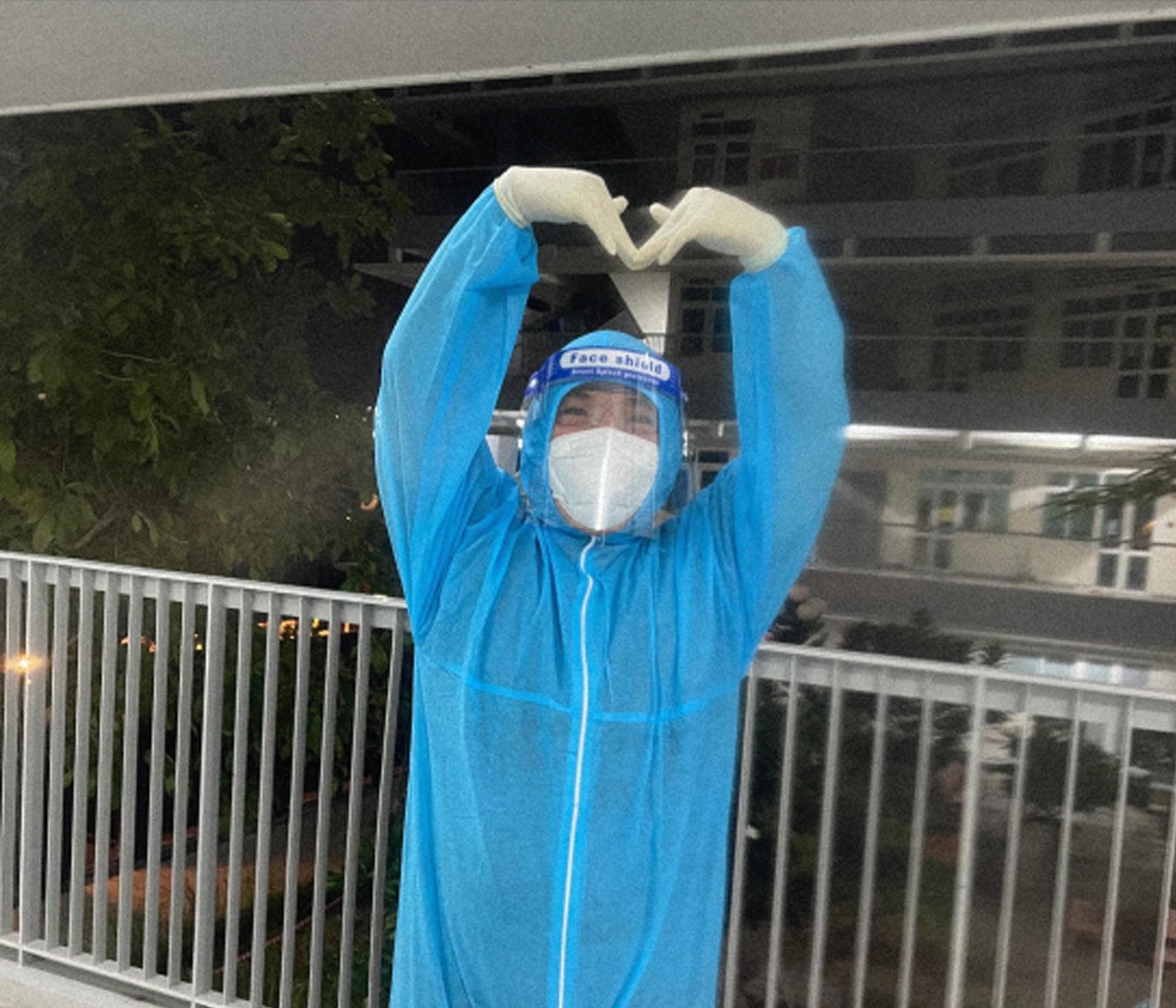 Đại dịch COVID-19 đi qua, bóng blouse trắng thầm lặng còn mãi - 9