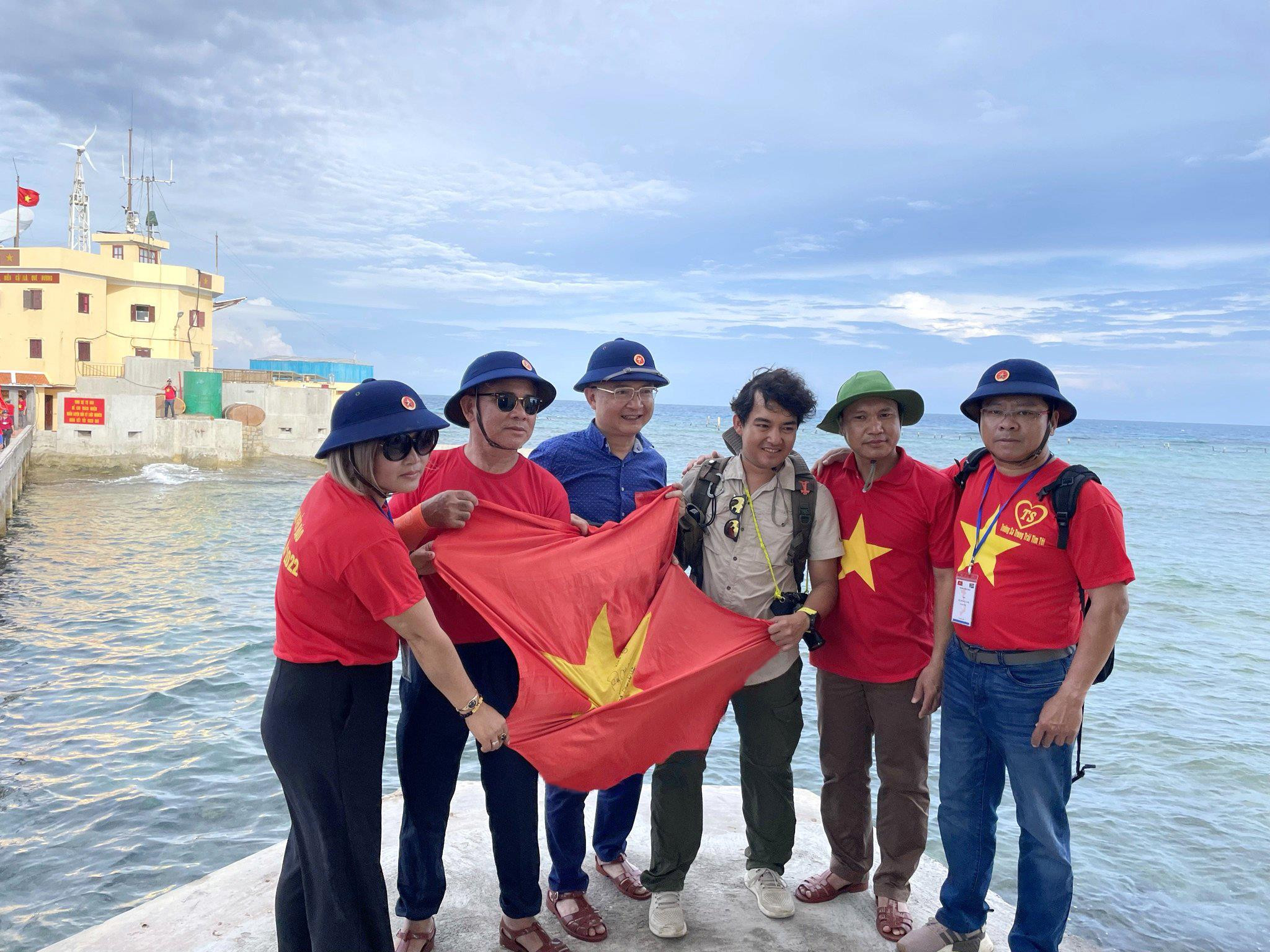 Hành trình 1.000 ngày mang lá cờ Tổ quốc vòng quanh thế giới trở lại Trường Sa - 1