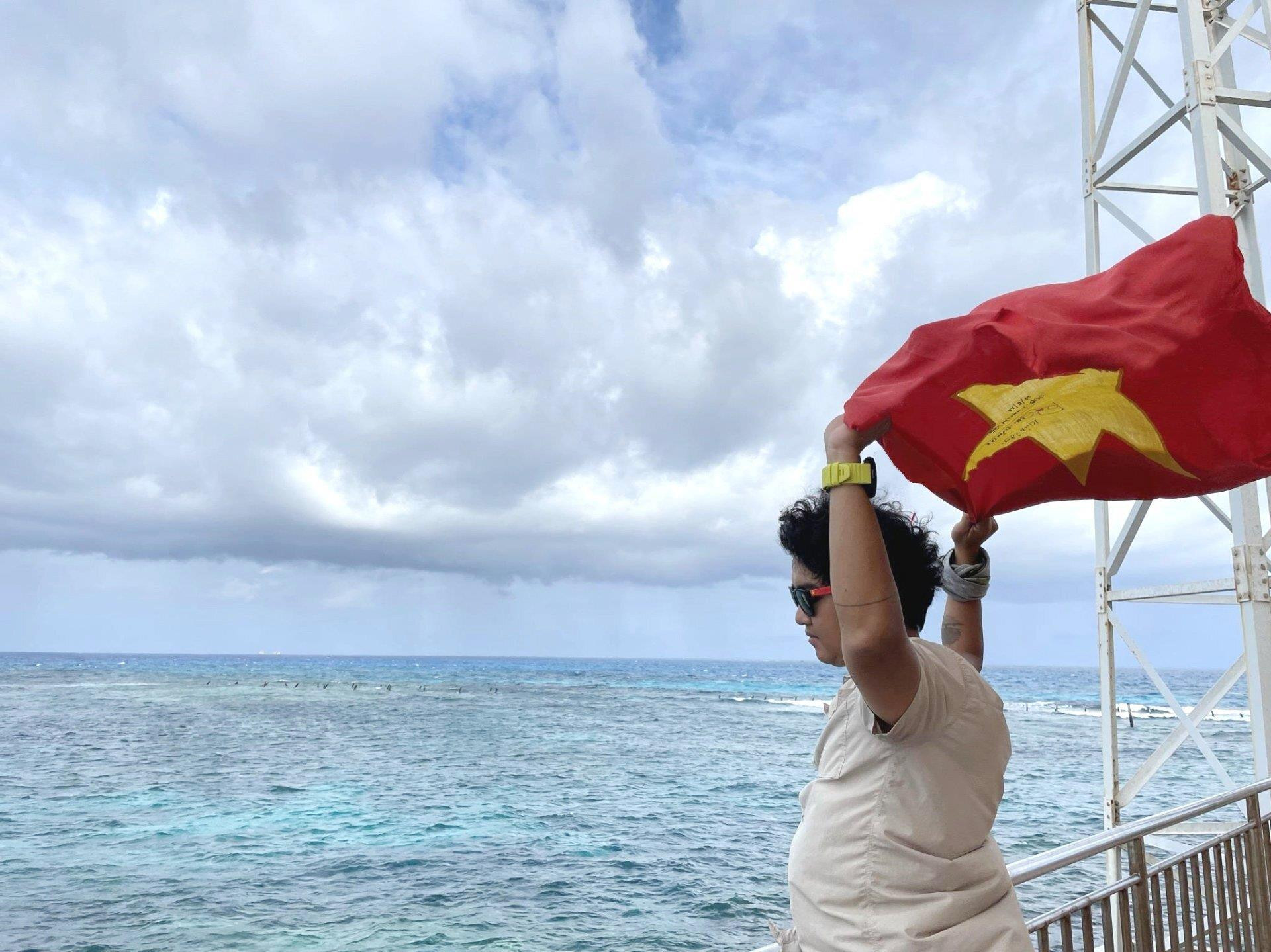 Hành trình 1.000 ngày mang lá cờ Tổ quốc vòng quanh thế giới trở lại Trường Sa - 2