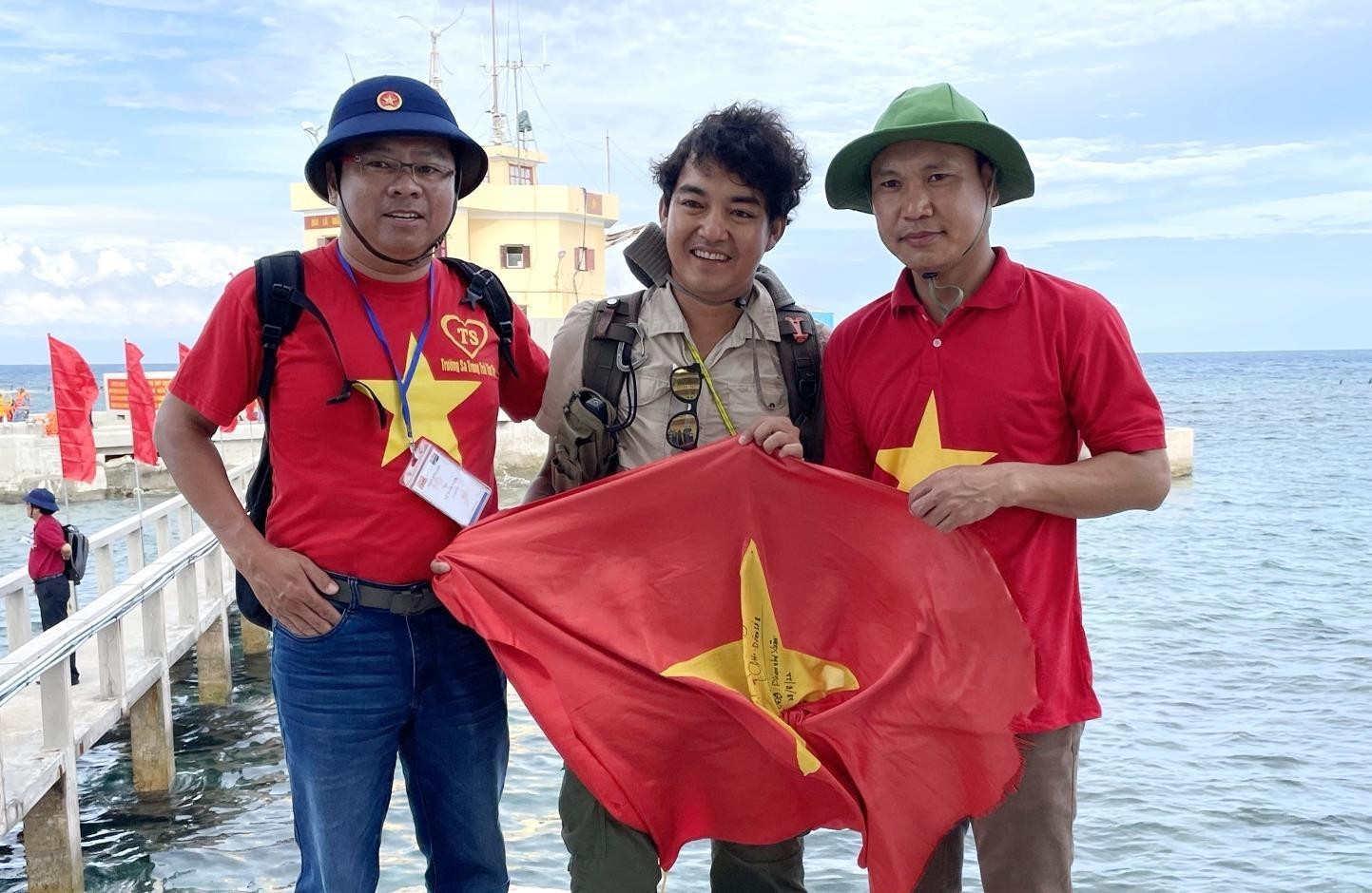 Hành trình 1.000 ngày mang lá cờ Tổ quốc vòng quanh thế giới trở lại Trường Sa - 7