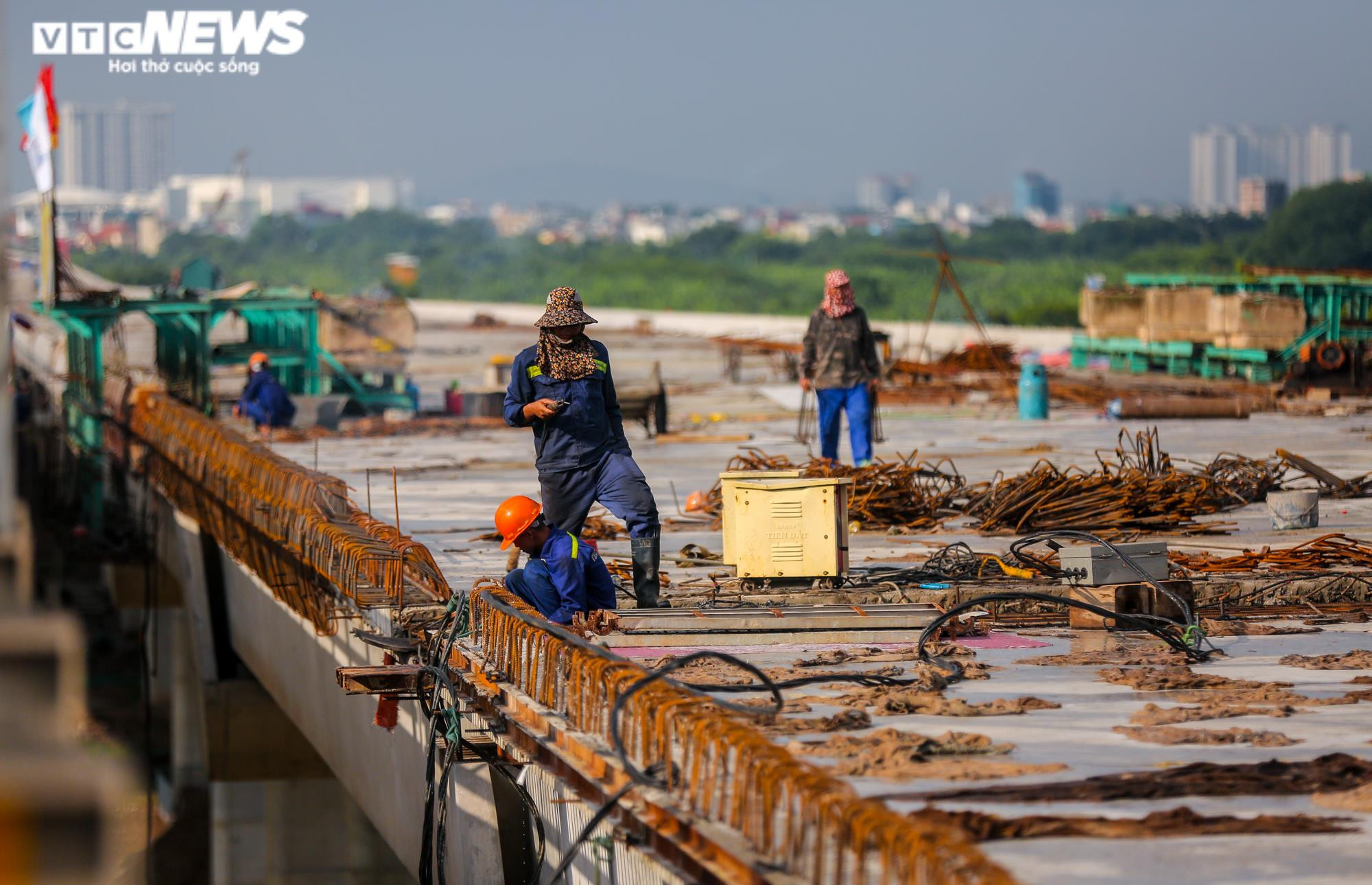 Ảnh: Hình hài cầu Vĩnh Tuy 2 sau gần hai năm xây dựng - 7