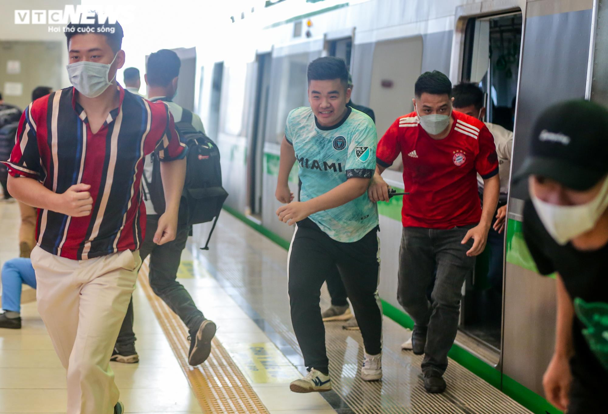 Ảnh: Diễn tập tình huống hành khách bị ngừng thở trên tàu Cát Linh-Hà Đông - 3