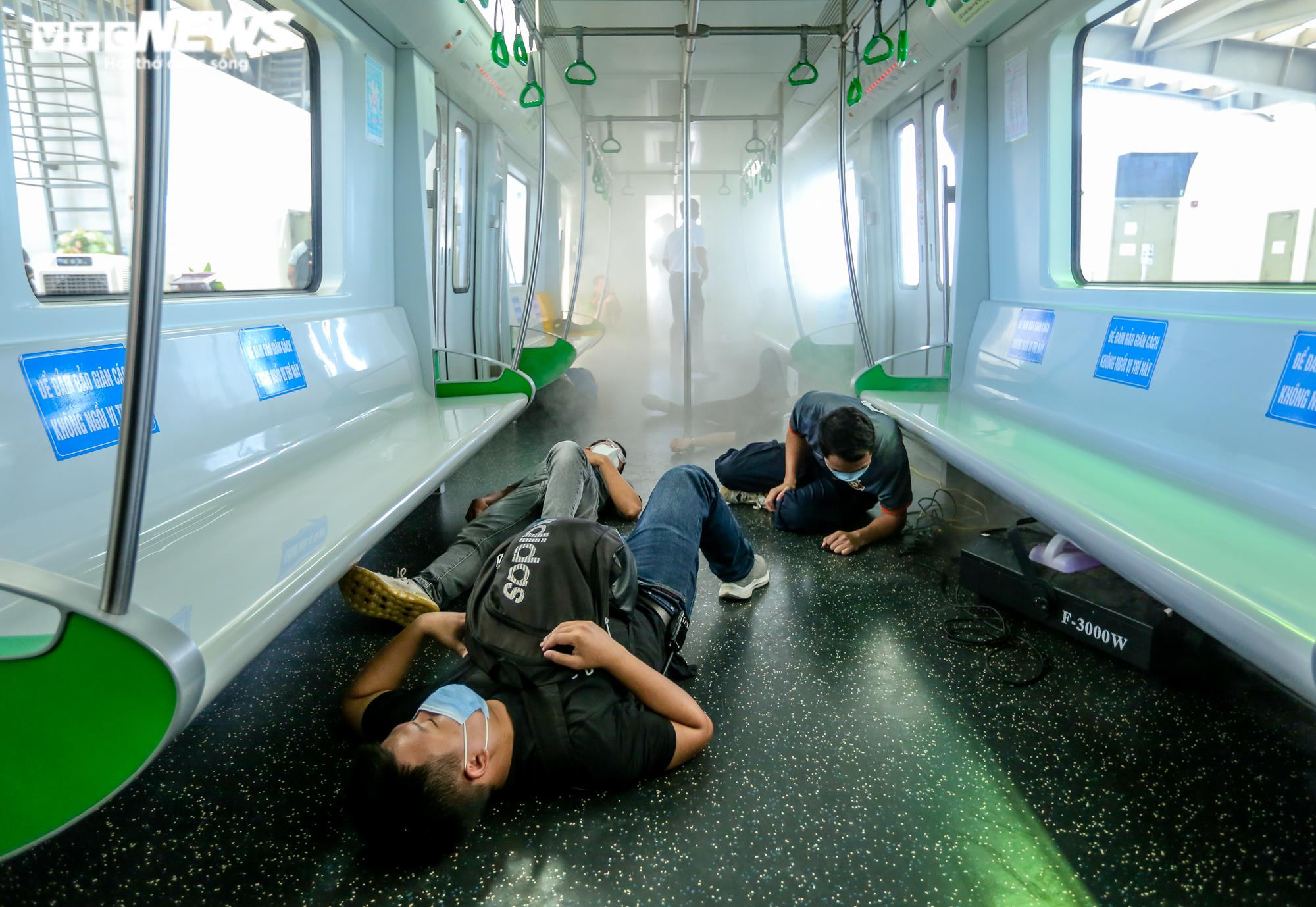 Ảnh: Diễn tập tình huống hành khách bị ngừng thở trên tàu Cát Linh-Hà Đông - 4