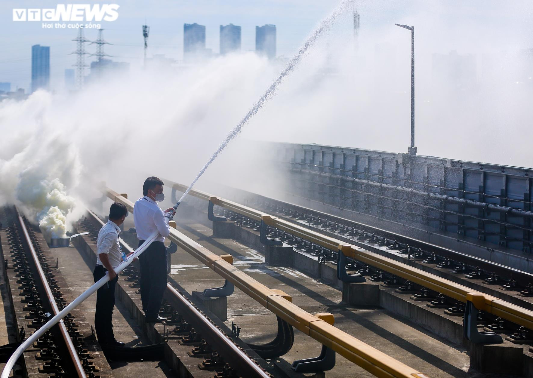 Ảnh: Diễn tập tình huống hành khách bị ngừng thở trên tàu Cát Linh-Hà Đông - 13