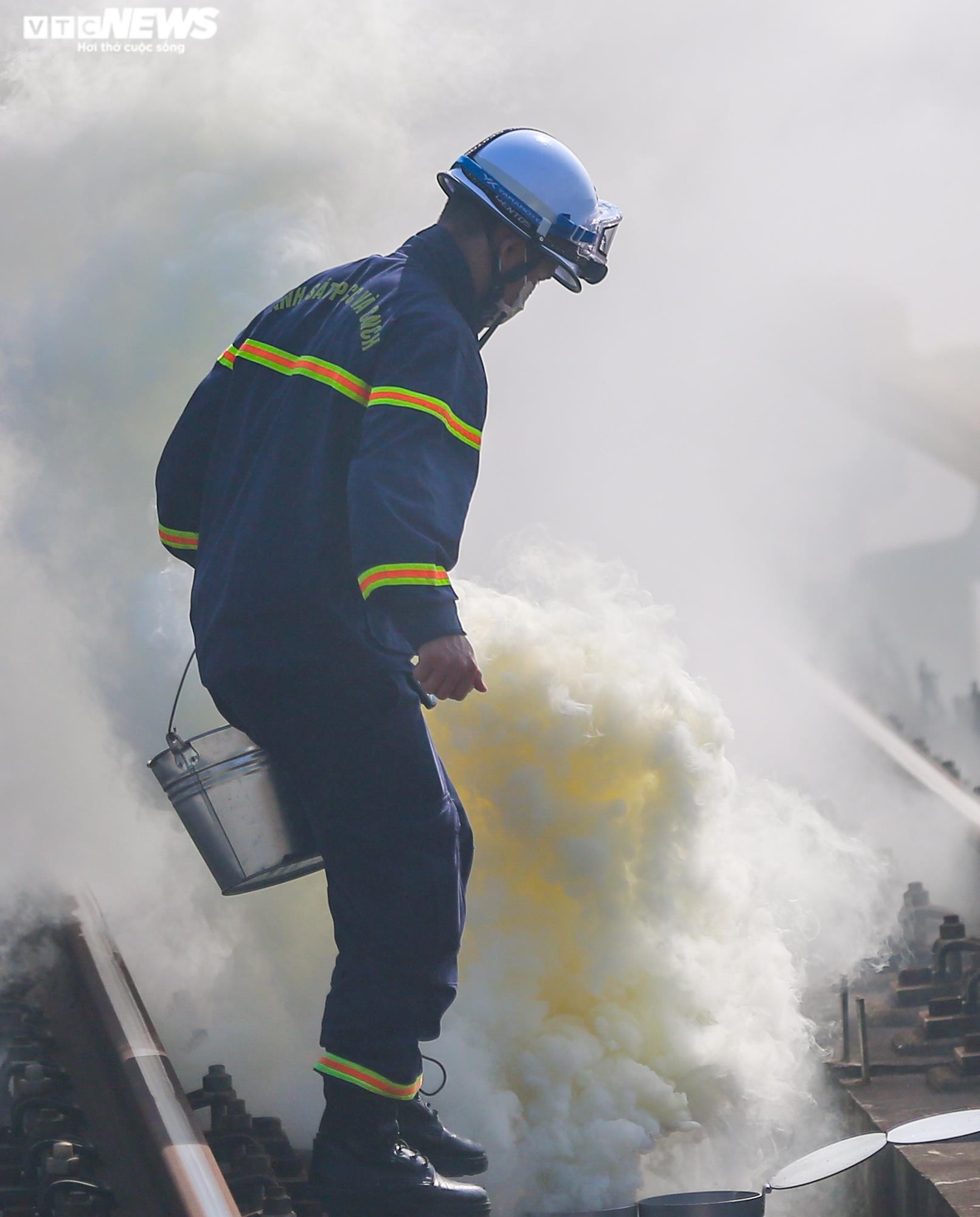 Ảnh: Diễn tập tình huống hành khách bị ngừng thở trên tàu Cát Linh-Hà Đông - 11