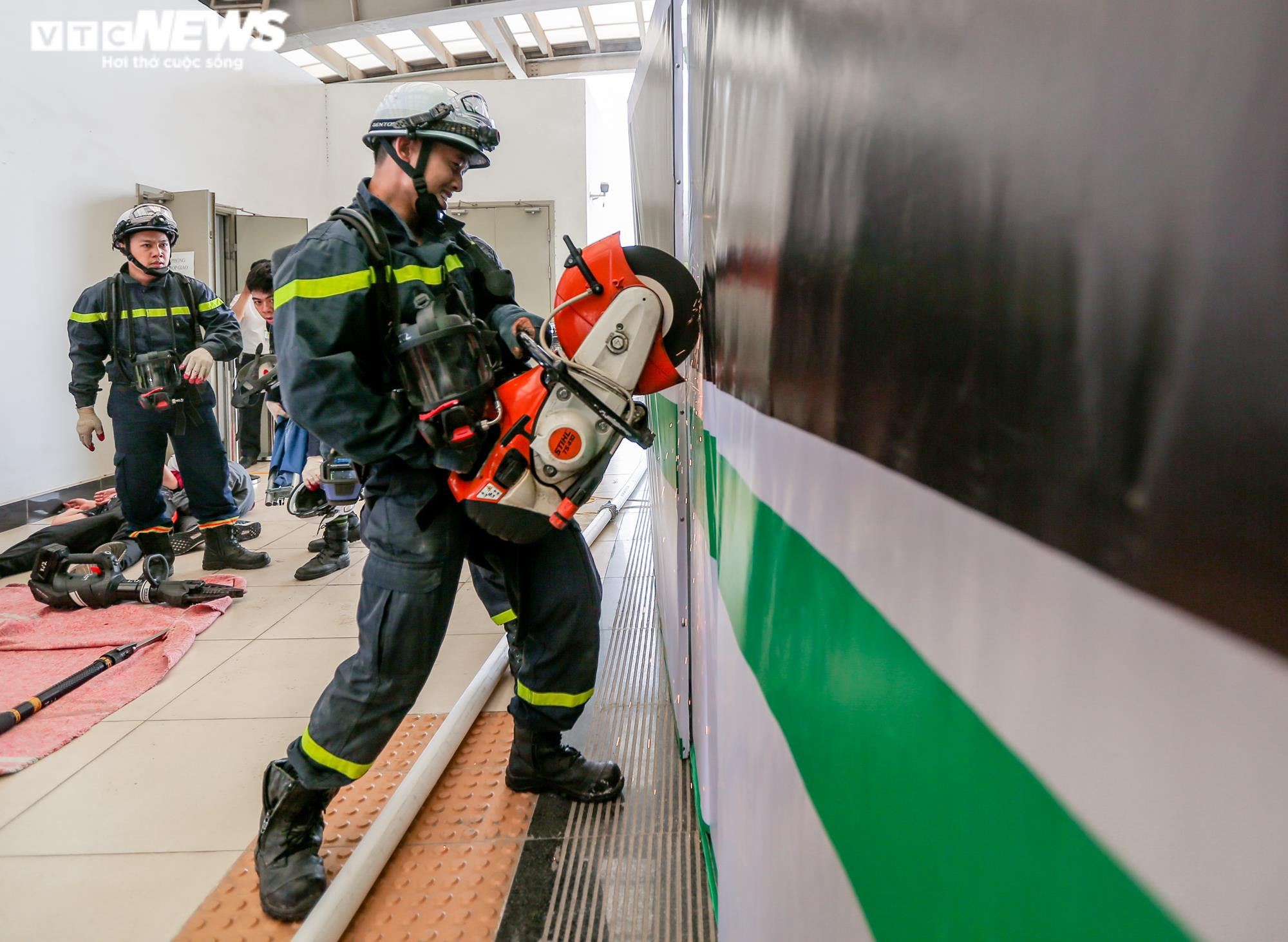 Ảnh: Diễn tập tình huống hành khách bị ngừng thở trên tàu Cát Linh-Hà Đông - 5