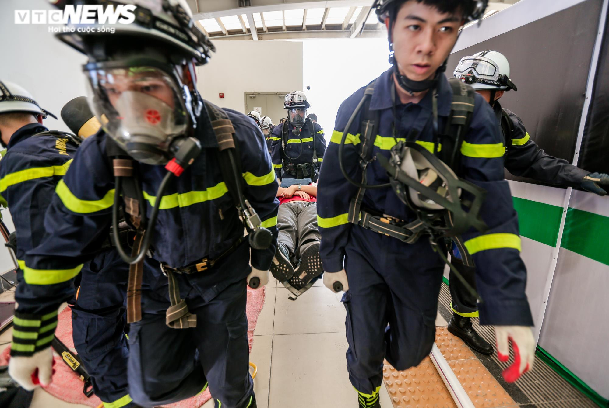 Ảnh: Diễn tập tình huống hành khách bị ngừng thở trên tàu Cát Linh-Hà Đông - 8
