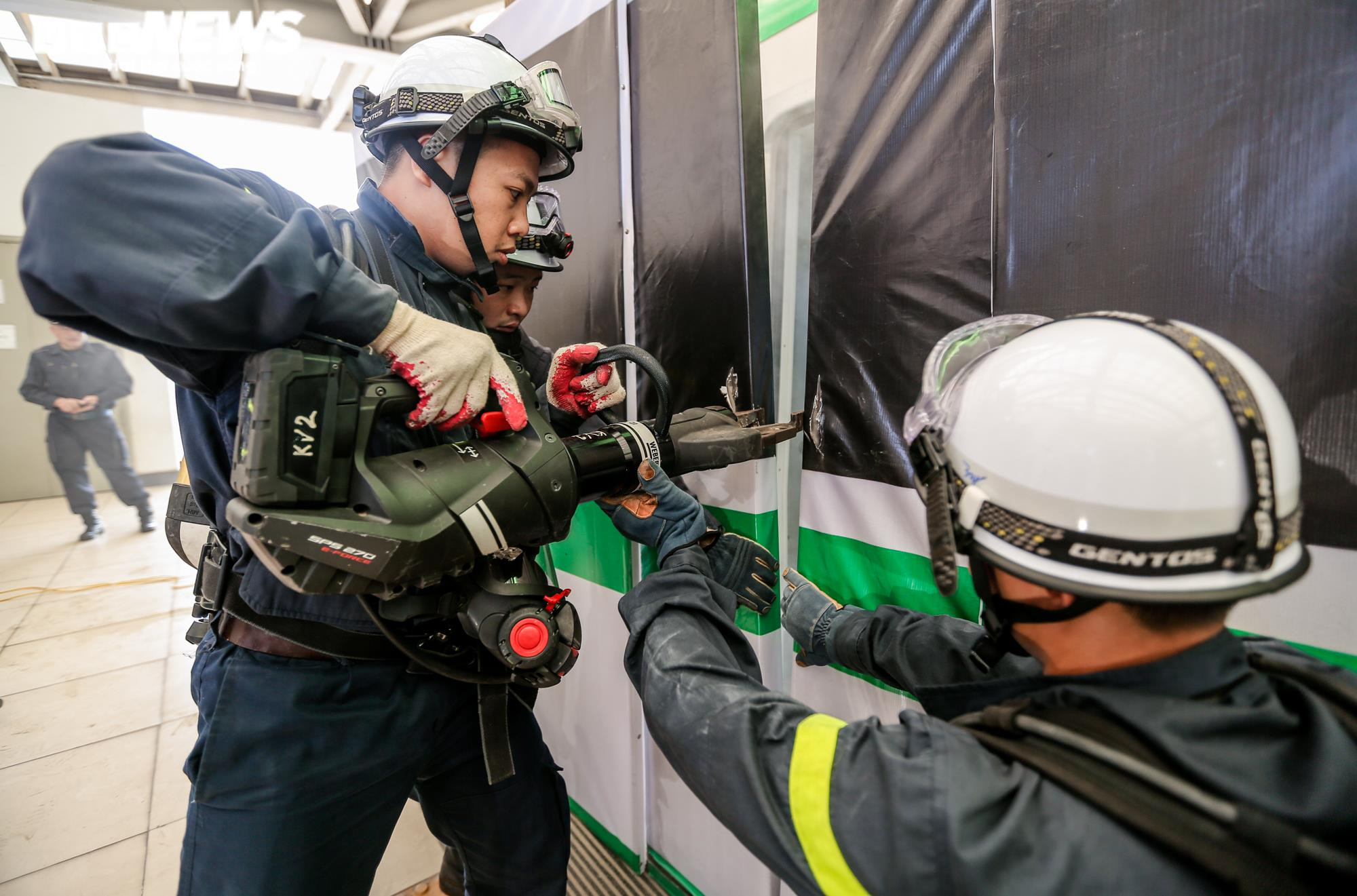 Ảnh: Diễn tập tình huống hành khách bị ngừng thở trên tàu Cát Linh-Hà Đông - 6