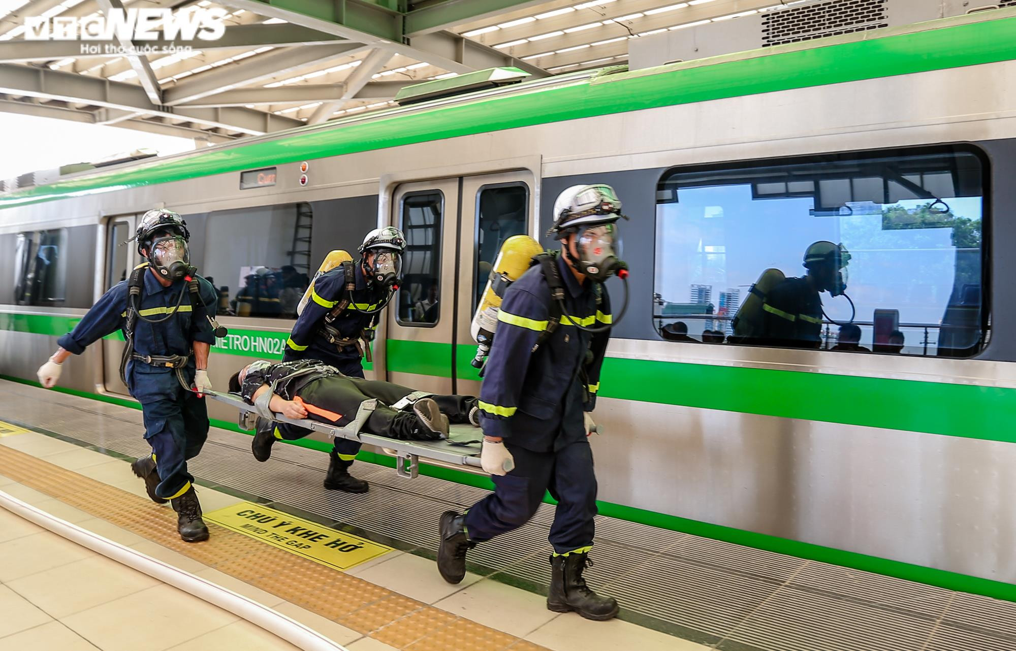 Ảnh: Diễn tập tình huống hành khách bị ngừng thở trên tàu Cát Linh-Hà Đông - 7