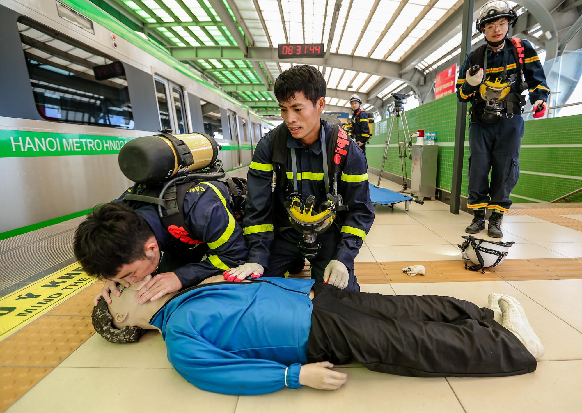 Ảnh: Diễn tập tình huống hành khách bị ngừng thở trên tàu Cát Linh-Hà Đông - 9