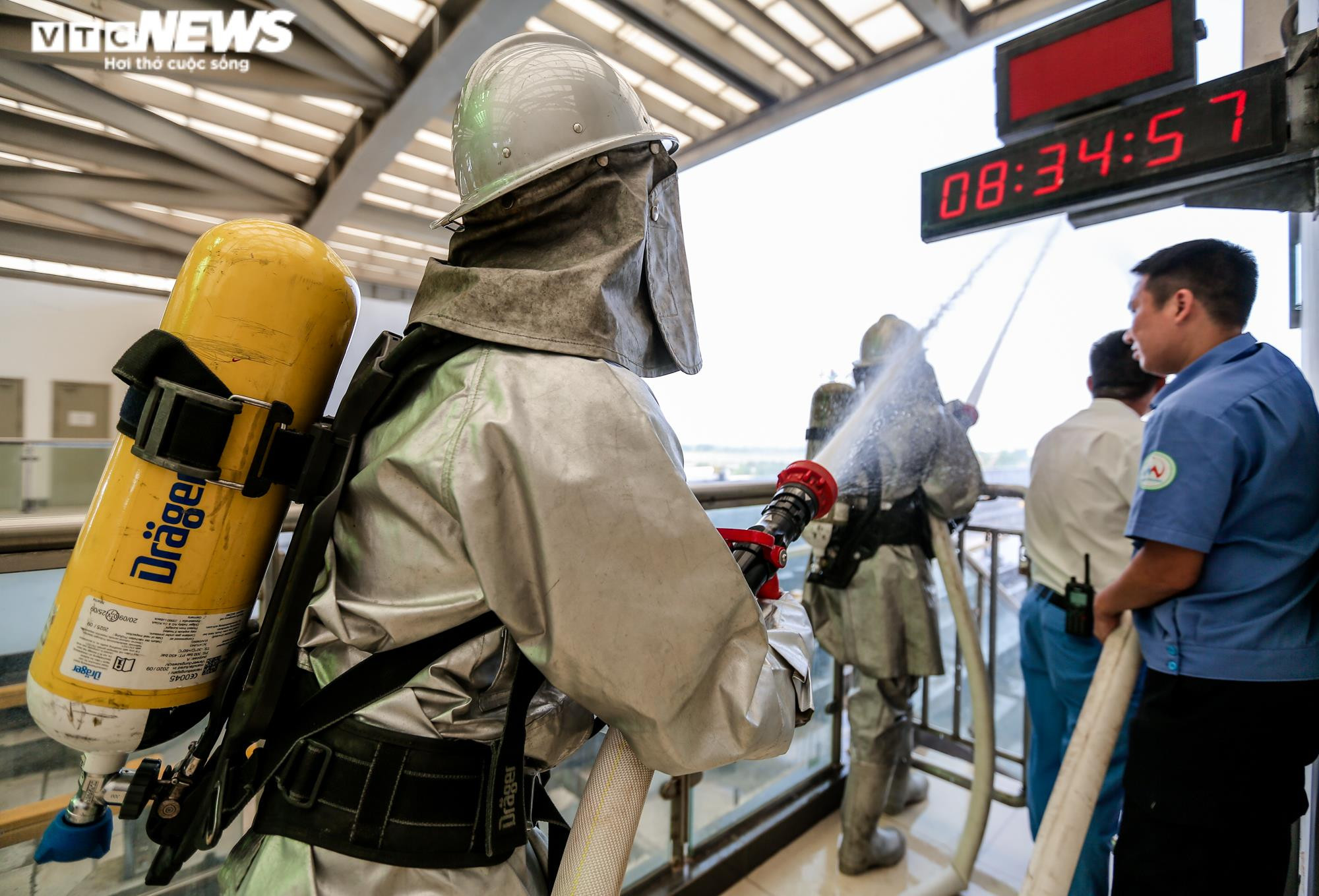 Ảnh: Diễn tập tình huống hành khách bị ngừng thở trên tàu Cát Linh-Hà Đông - 12