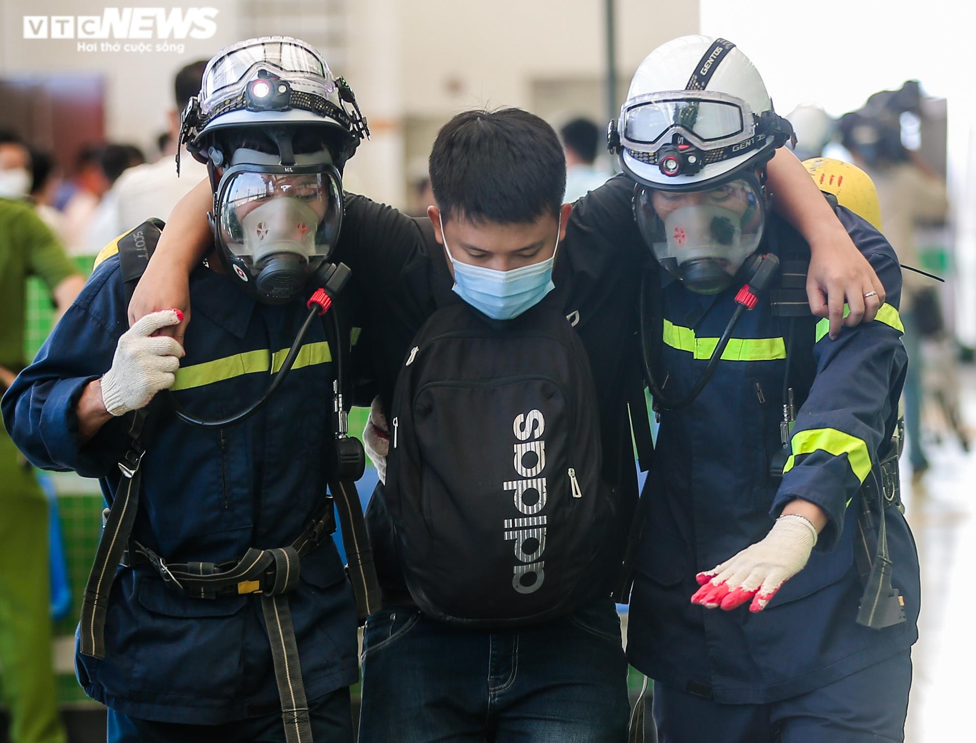 Ảnh: Diễn tập tình huống hành khách bị ngừng thở trên tàu Cát Linh-Hà Đông - 14