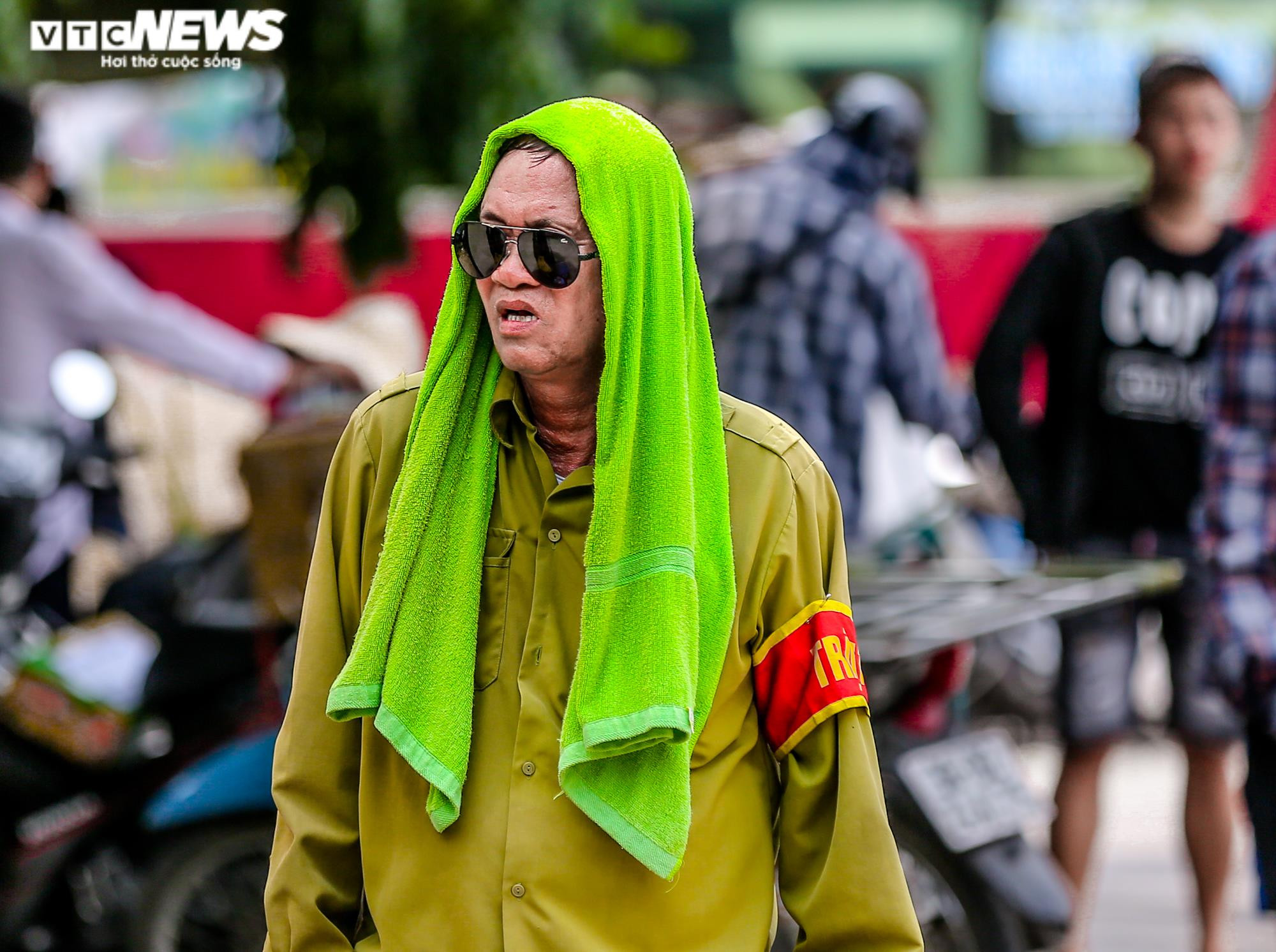 Ảnh: Người Hà Nội đội khăn ướt lên đầu, té nước ra mặt đường bỏng rát 50 độ C - 7