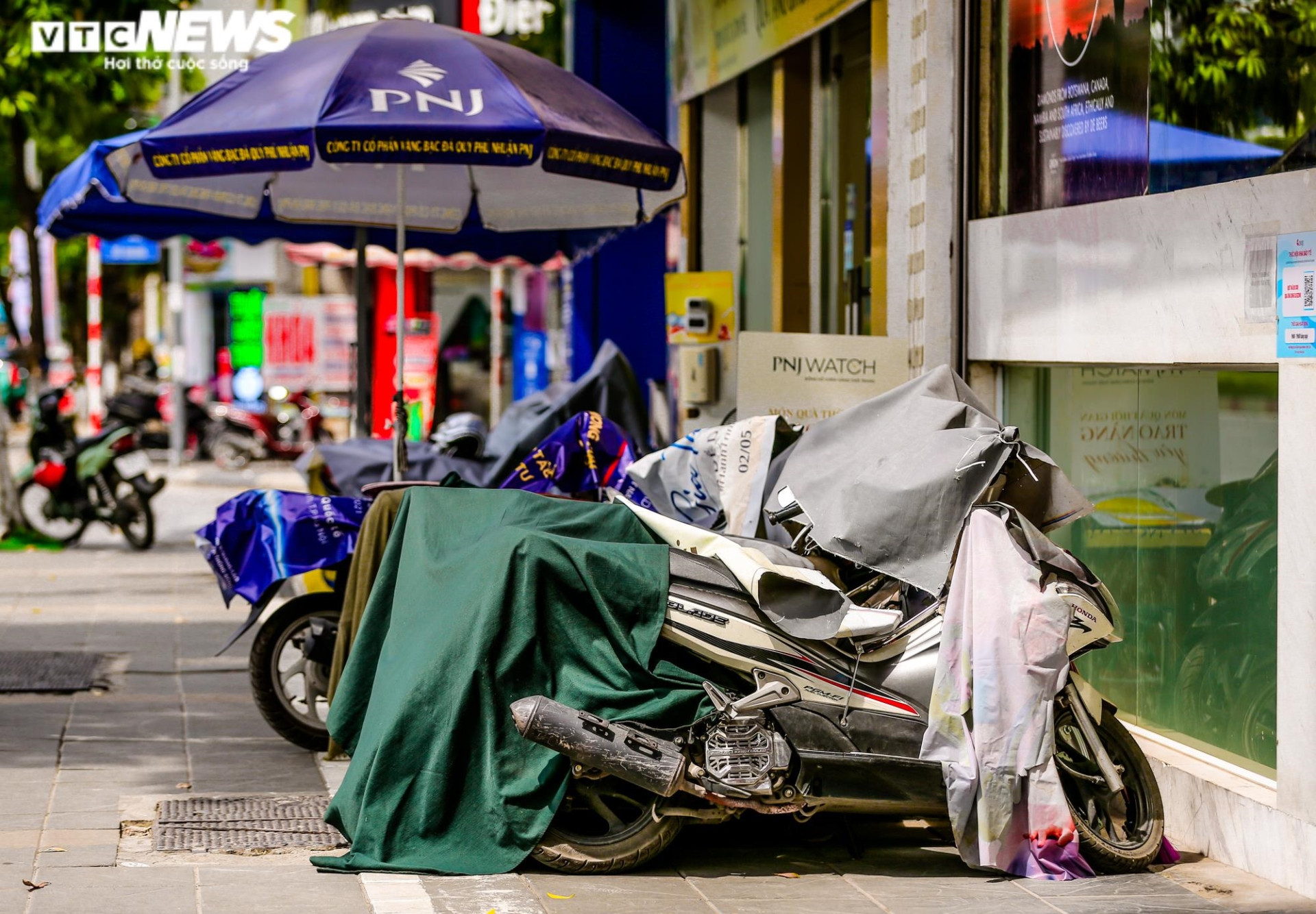 Ảnh: Người Hà Nội đội khăn ướt lên đầu, té nước ra mặt đường bỏng rát 50 độ C - 14