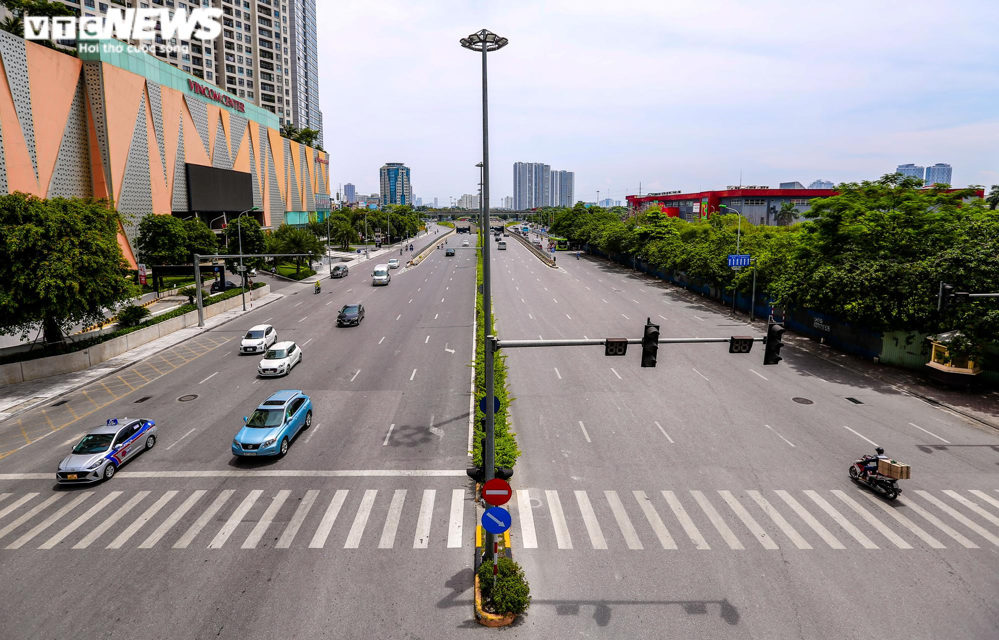 Ảnh: Người Hà Nội đội khăn ướt lên đầu, té nước ra mặt đường bỏng rát 50 độ C - 1