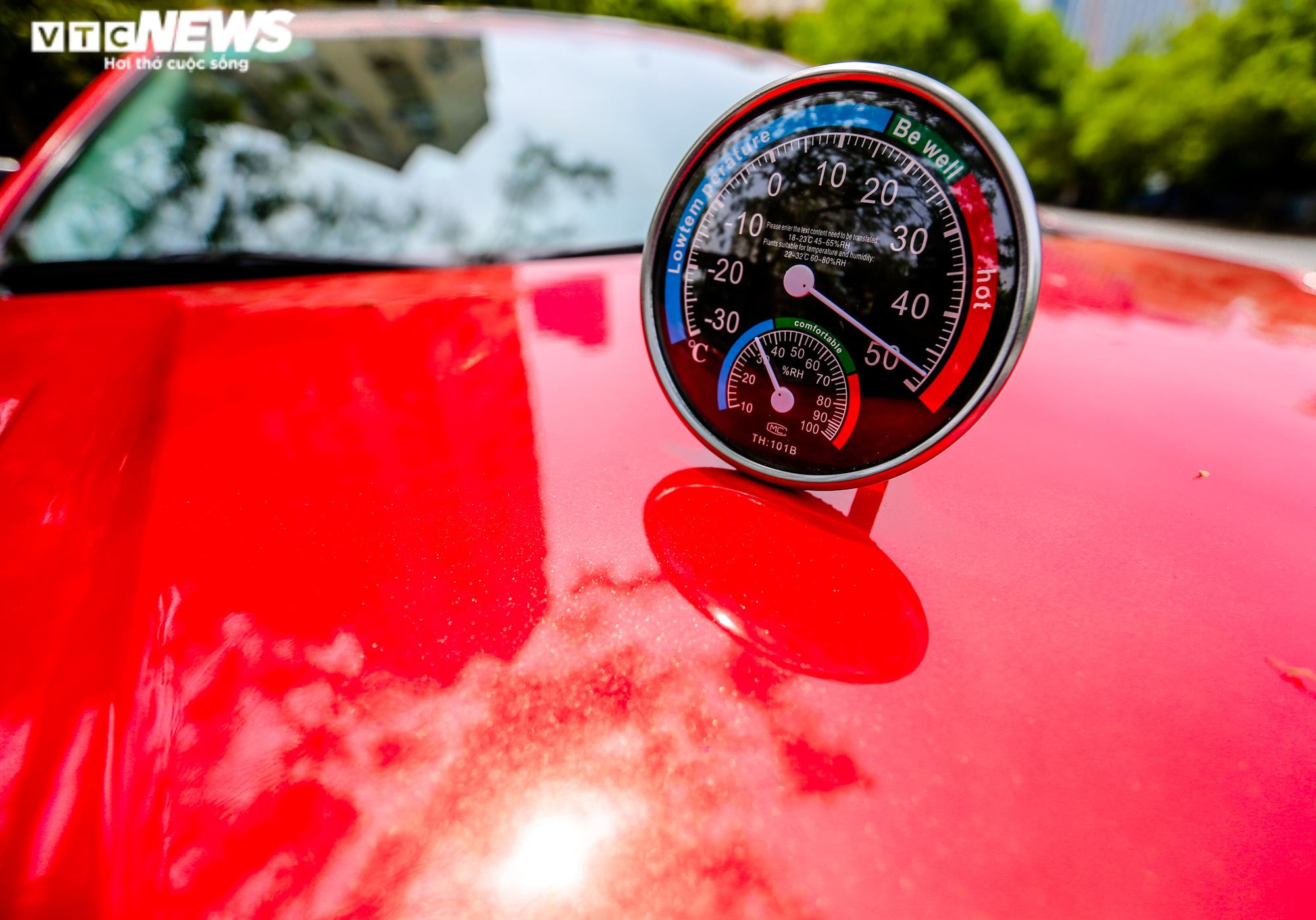 Ảnh: Người Hà Nội đội khăn ướt lên đầu, té nước ra mặt đường bỏng rát 50 độ C - 11