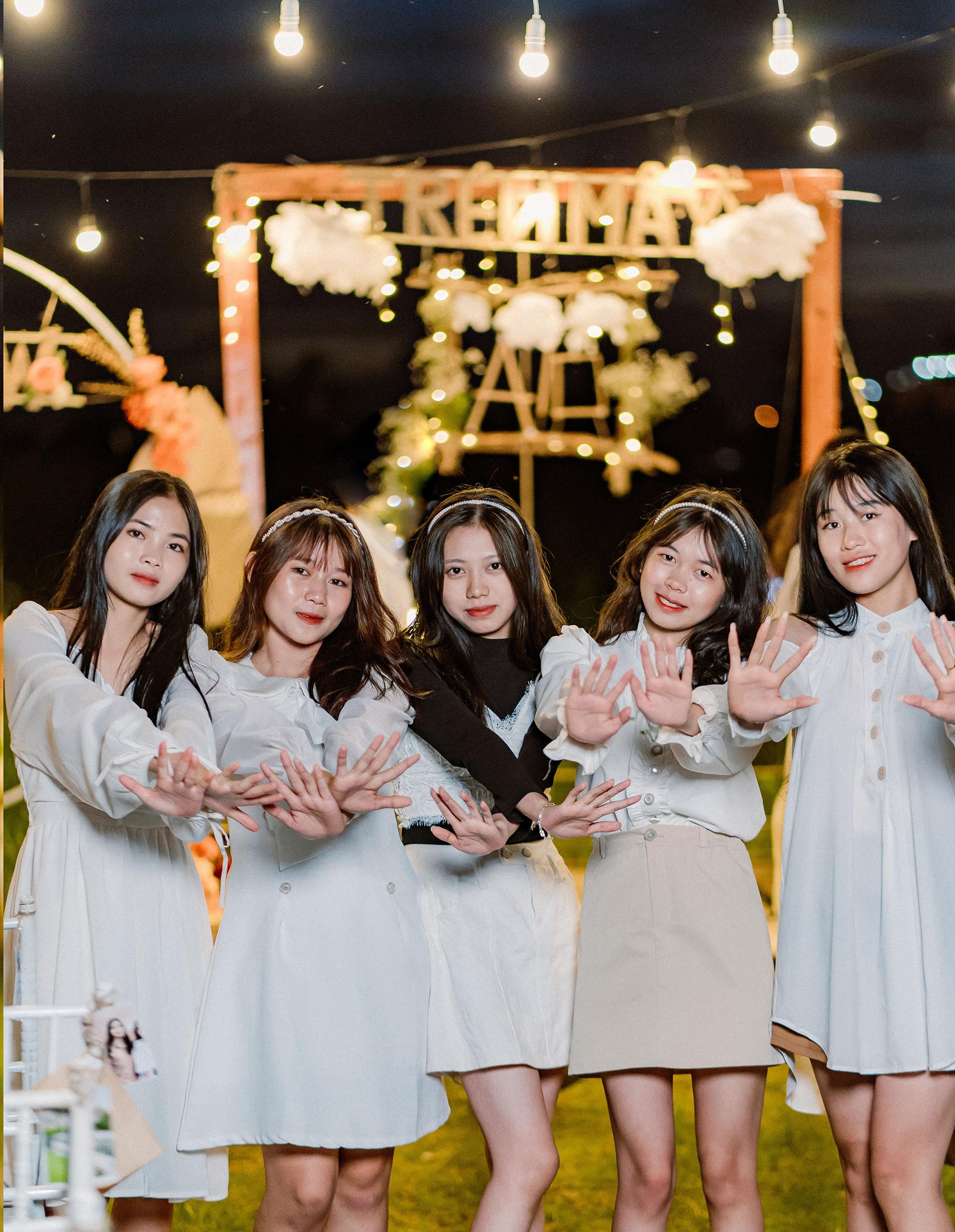 Học sinh Gia Lai thực hiện bộ ảnh kỷ yếu trong liveshow ca nhạc - 8