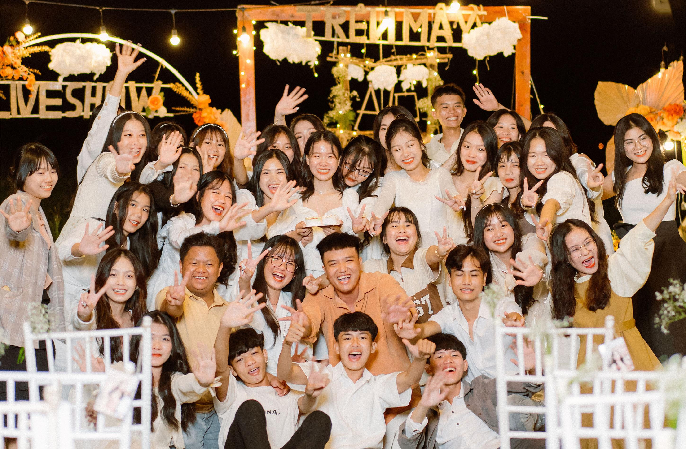 Học sinh Gia Lai thực hiện bộ ảnh kỷ yếu trong liveshow ca nhạc - 9