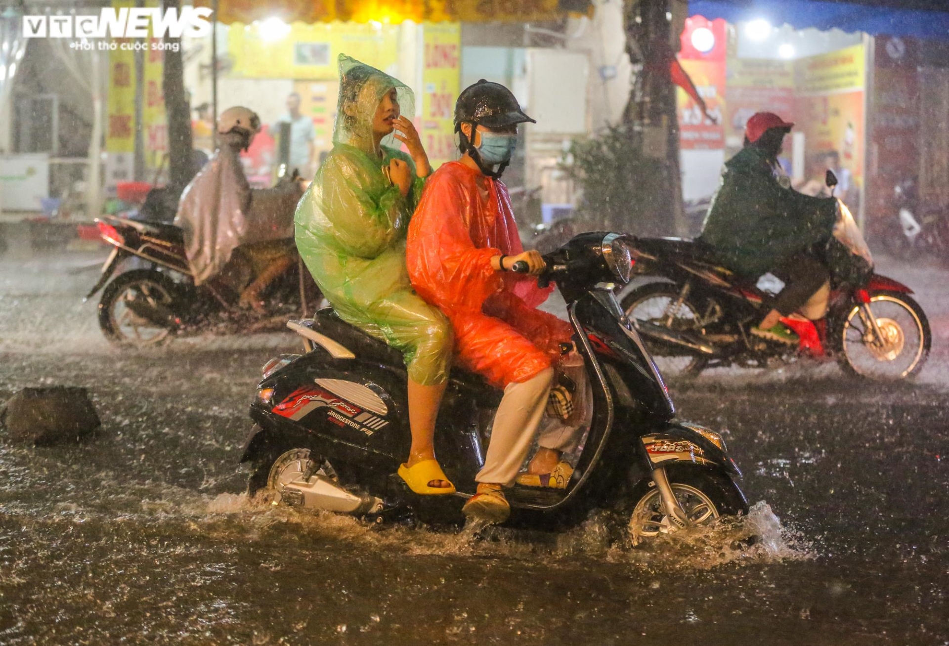 Ảnh: Mưa như trút nước, nhiều nơi ở Hà Nội ngập - 12