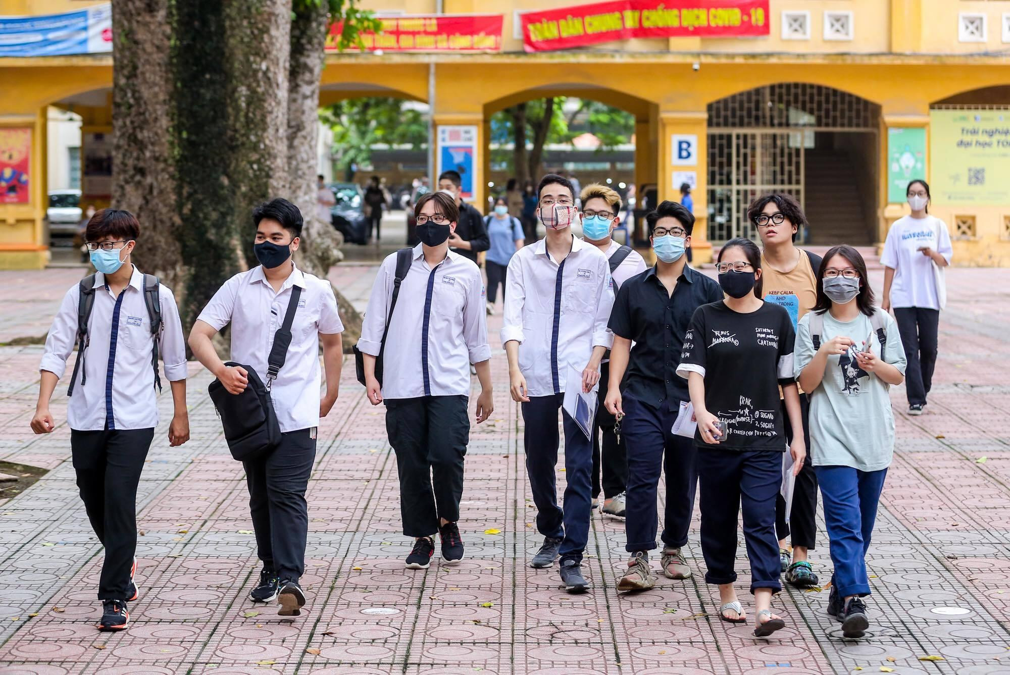 Những khoảnh khắc ấn tượng khép lại kỳ thi tốt nghiệp THPT 2022 - 1