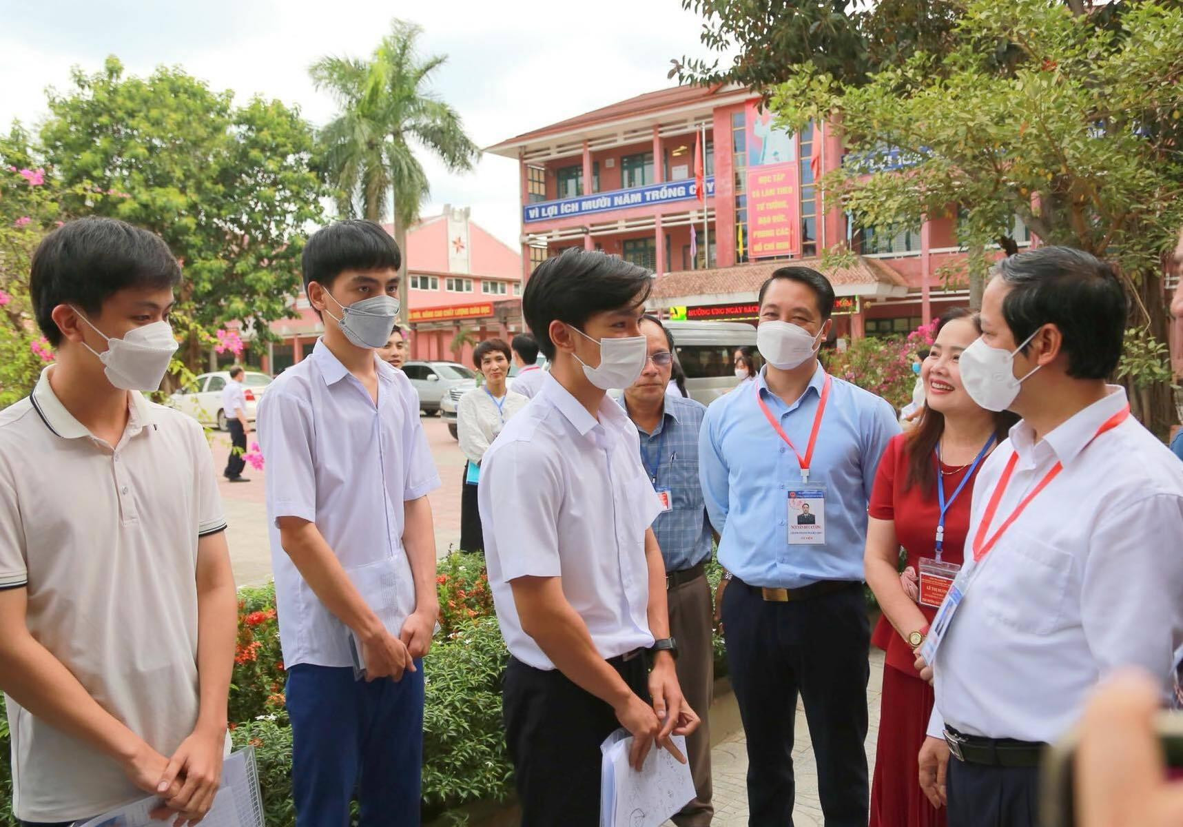 Những khoảnh khắc ấn tượng khép lại kỳ thi tốt nghiệp THPT 2022 - 6