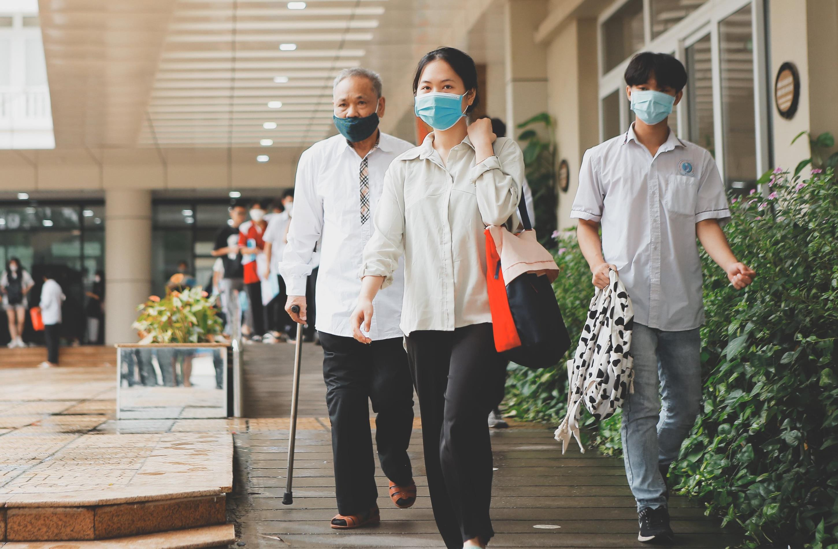 Cụ ông 82 tuổi thi tốt nghiệp THPT quyết lấy bằng Trung cấp Đông y - 1