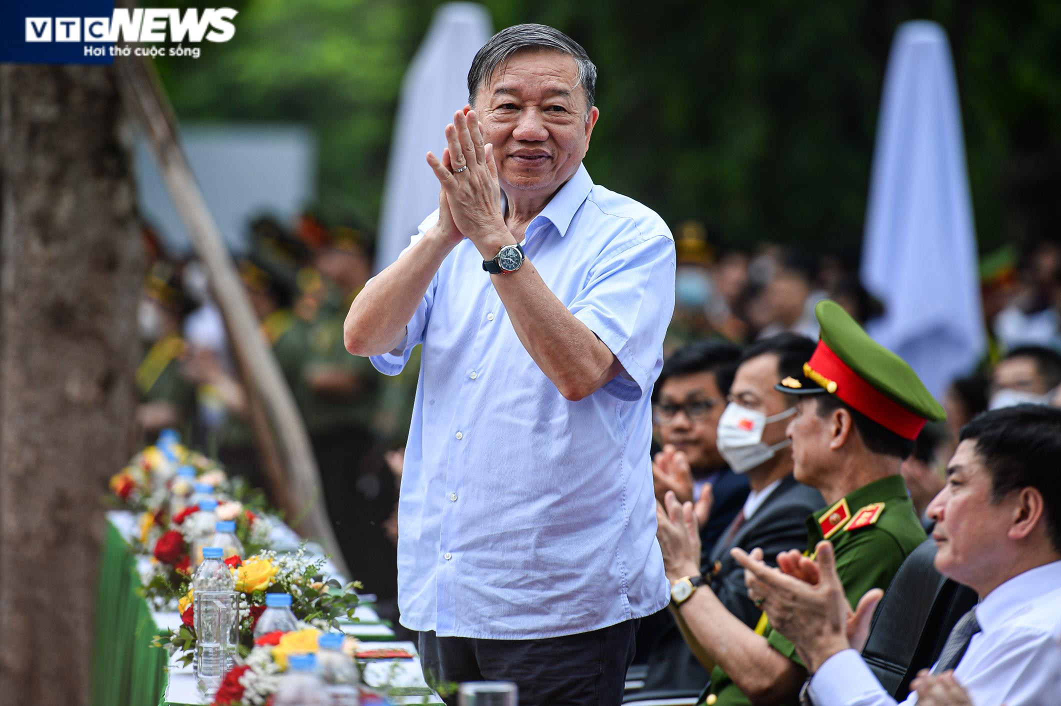 Người Hà Nội thích thú ngắm đoàn cảnh sát kỵ binh diễu hành trên phố đi bộ - 3