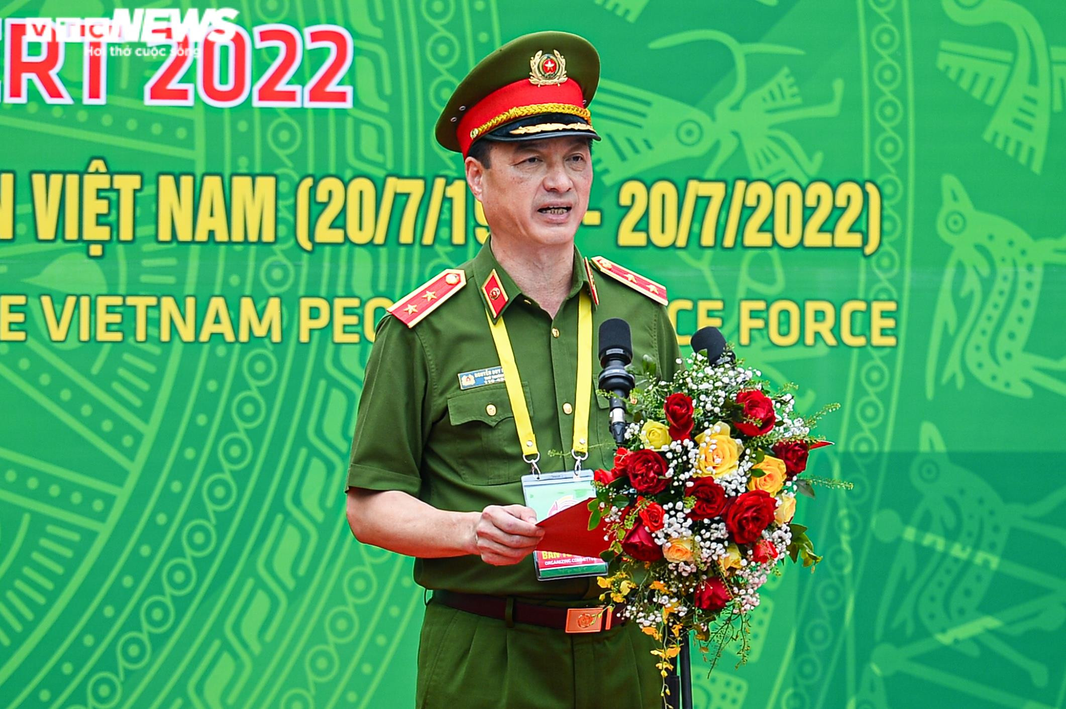 Người Hà Nội thích thú ngắm đoàn cảnh sát kỵ binh diễu hành trên phố đi bộ - 4