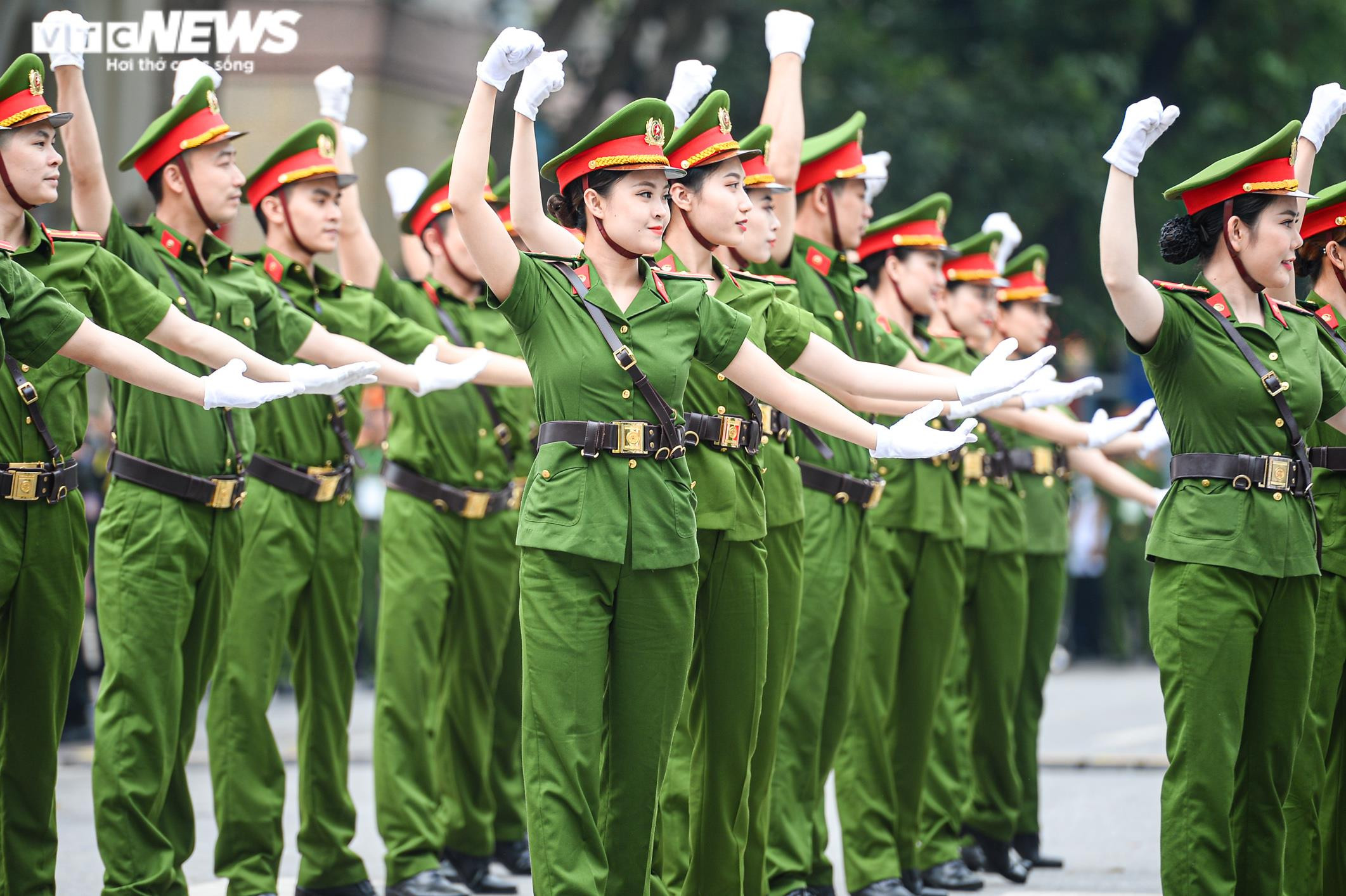 Người Hà Nội thích thú ngắm đoàn cảnh sát kỵ binh diễu hành trên phố đi bộ - 11