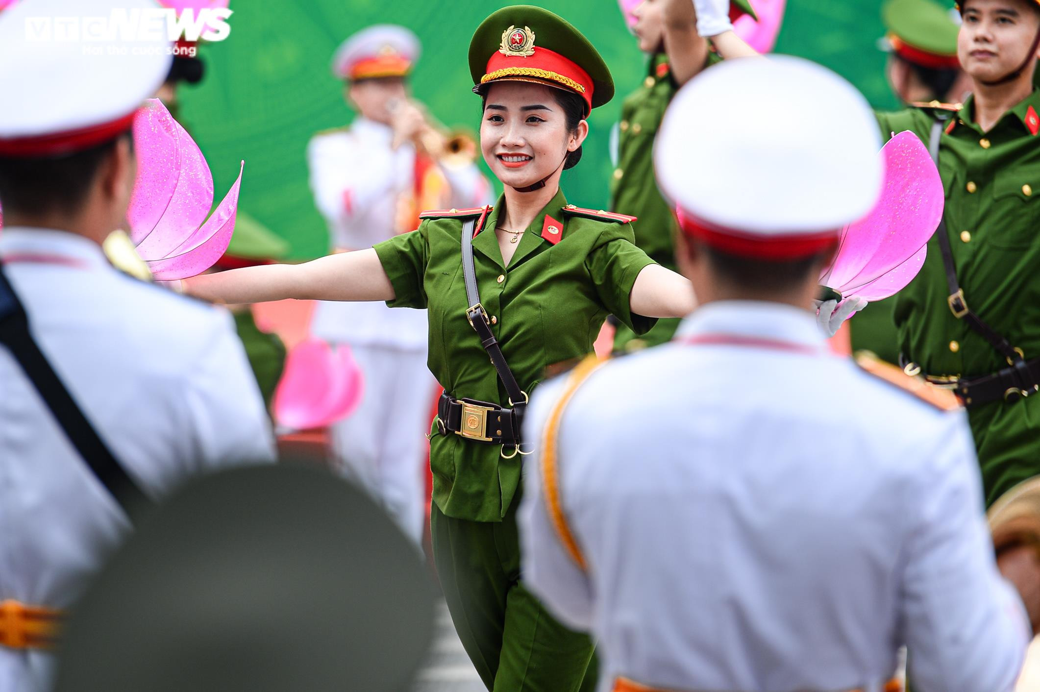 Người Hà Nội thích thú ngắm đoàn cảnh sát kỵ binh diễu hành trên phố đi bộ - 13