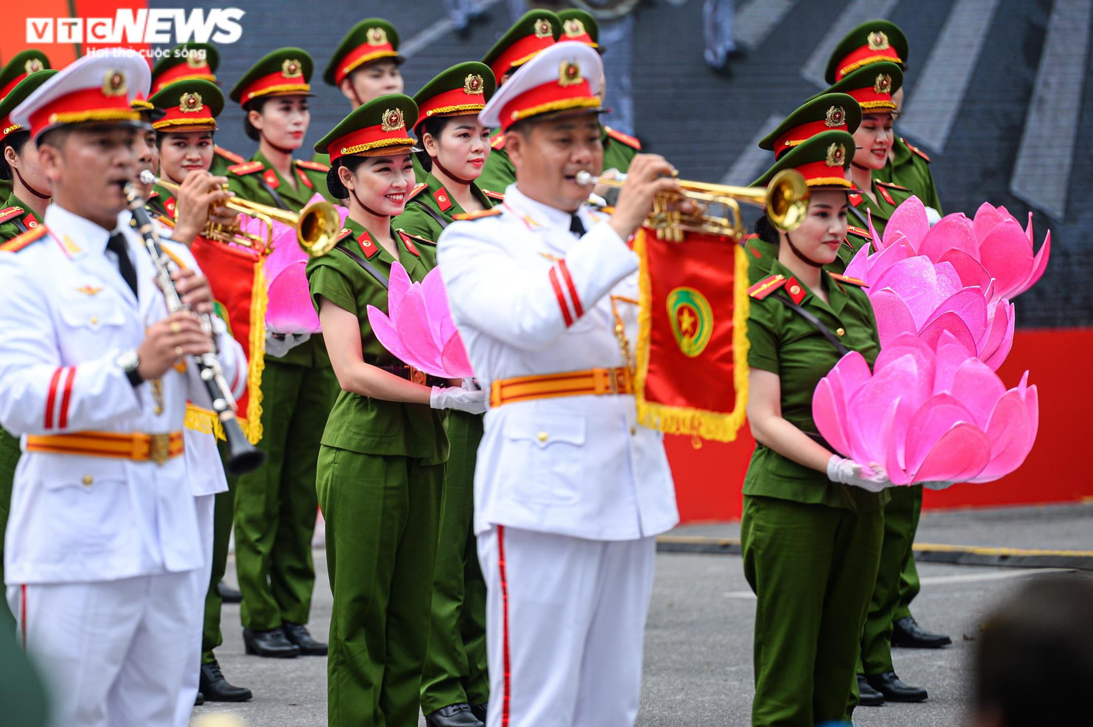 Người Hà Nội thích thú ngắm đoàn cảnh sát kỵ binh diễu hành trên phố đi bộ - 14