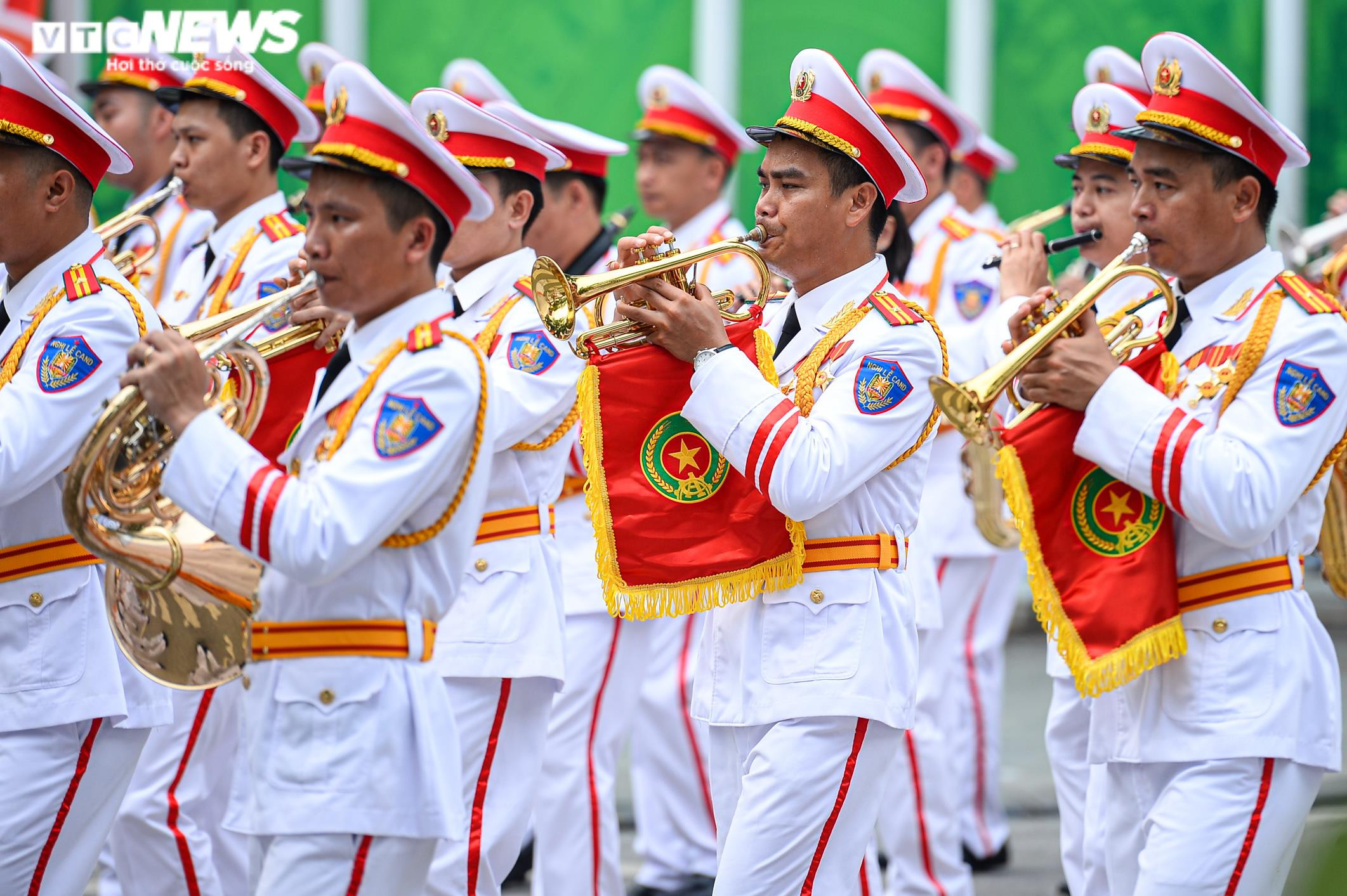 Người Hà Nội thích thú ngắm đoàn cảnh sát kỵ binh diễu hành trên phố đi bộ - 10