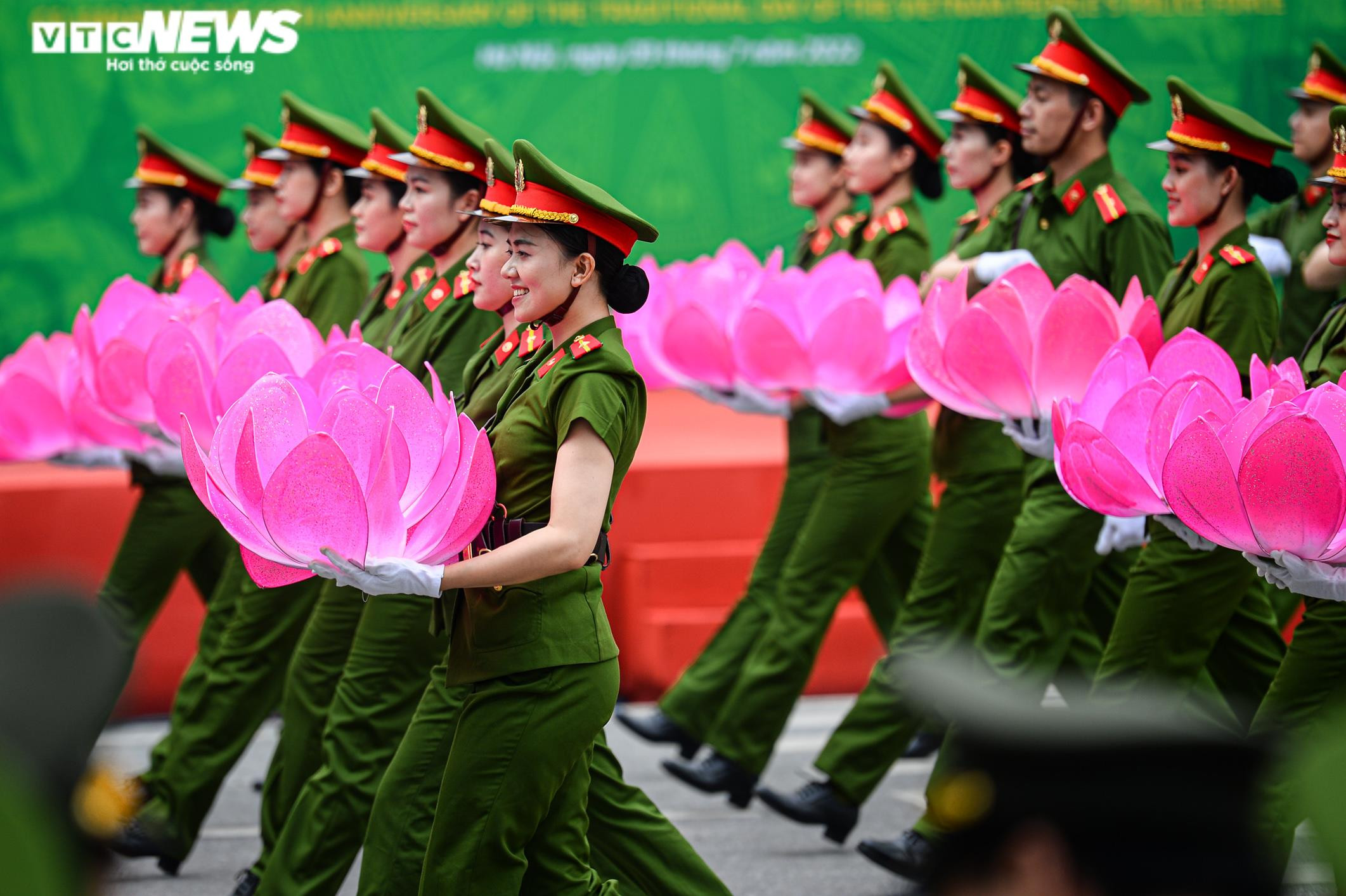 Người Hà Nội thích thú ngắm đoàn cảnh sát kỵ binh diễu hành trên phố đi bộ - 9