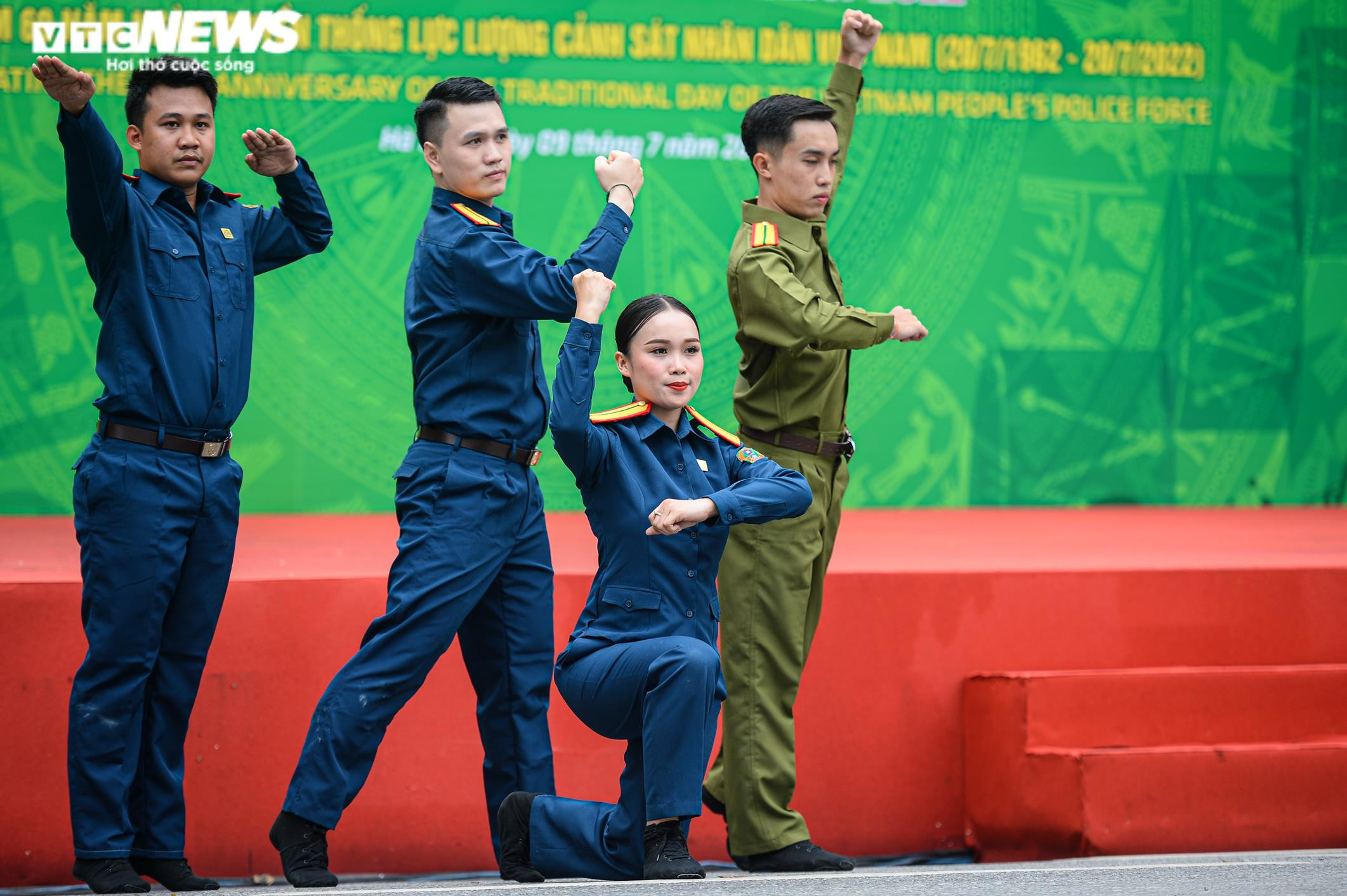 Người Hà Nội thích thú ngắm đoàn cảnh sát kỵ binh diễu hành trên phố đi bộ - 15