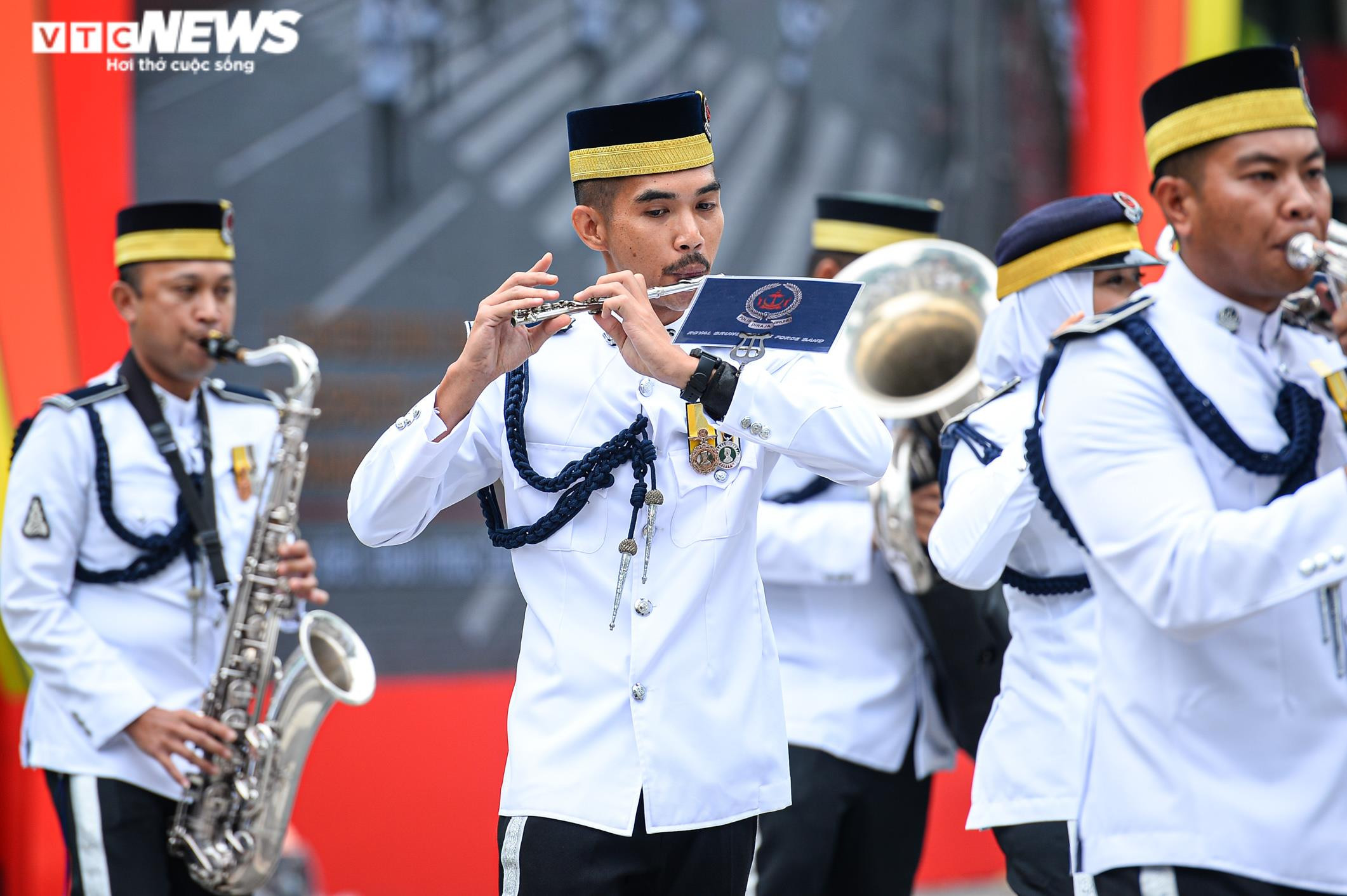 Người Hà Nội thích thú ngắm đoàn cảnh sát kỵ binh diễu hành trên phố đi bộ - 18