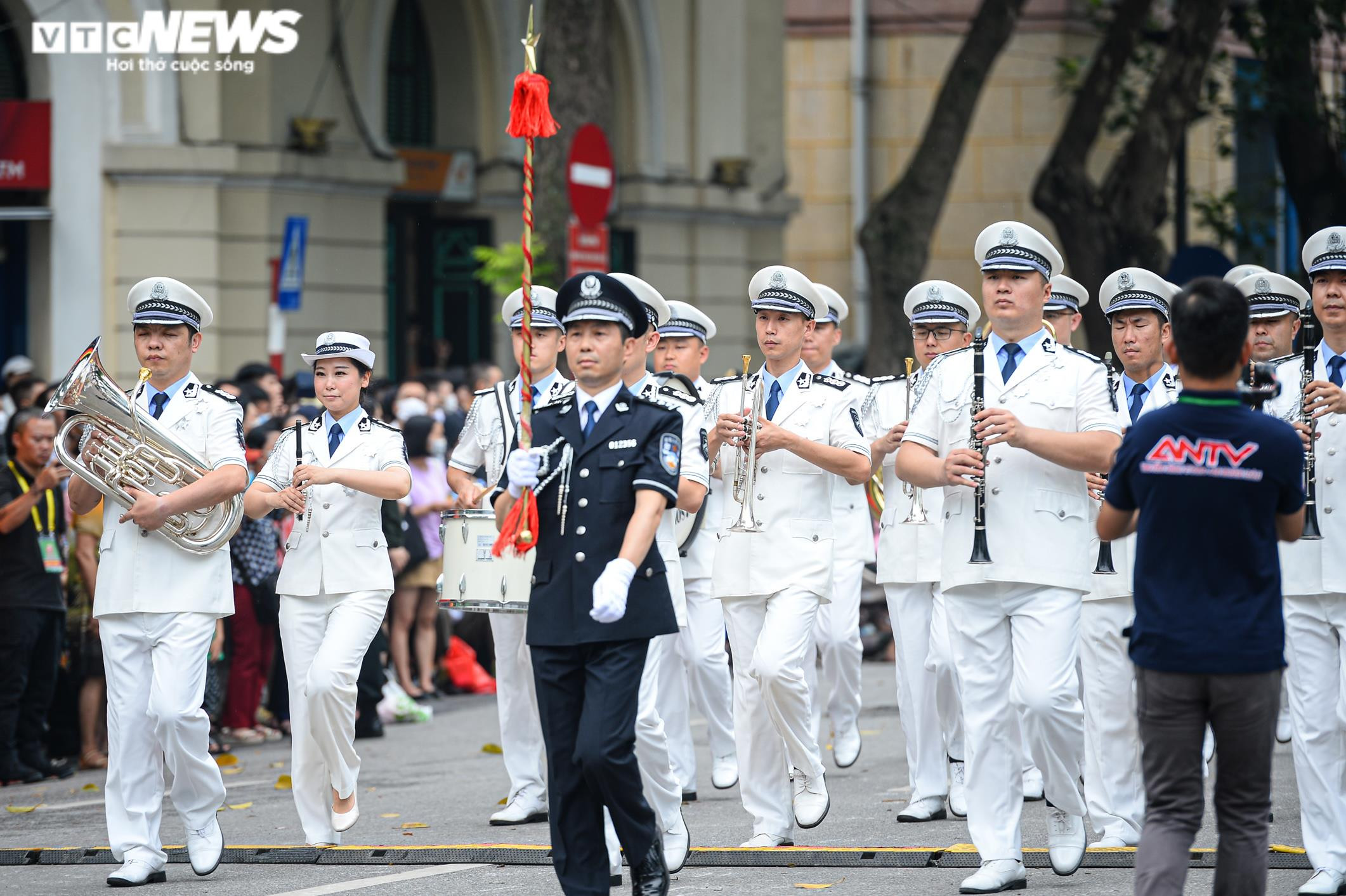 Người Hà Nội thích thú ngắm đoàn cảnh sát kỵ binh diễu hành trên phố đi bộ - 16