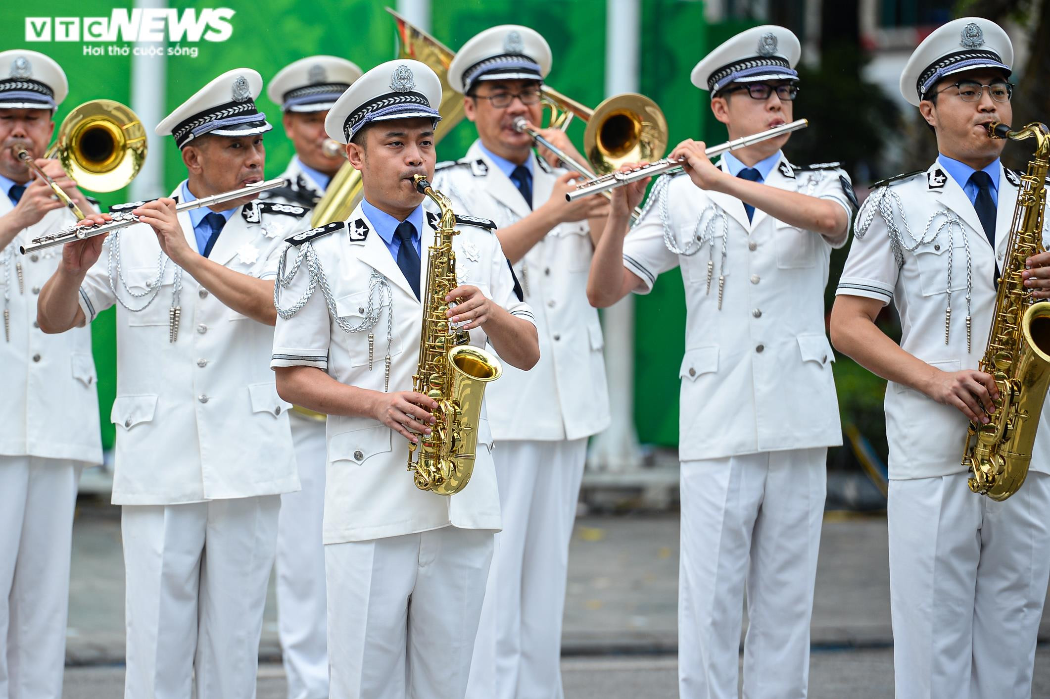 Người Hà Nội thích thú ngắm đoàn cảnh sát kỵ binh diễu hành trên phố đi bộ - 17