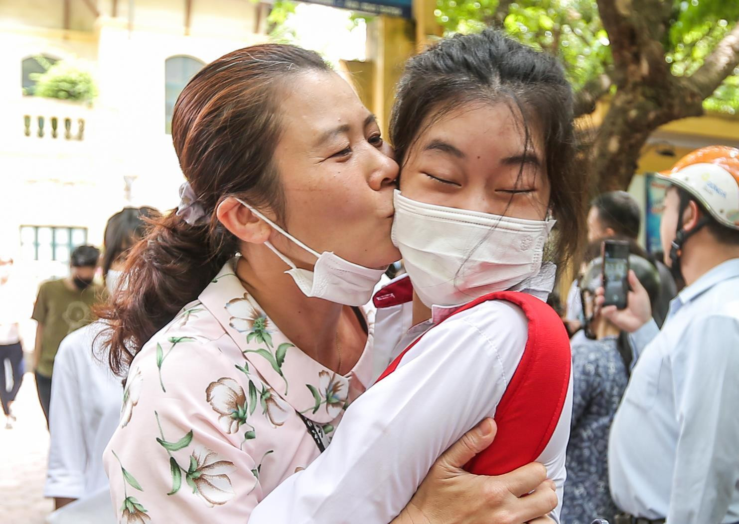 Những khoảnh khắc ấn tượng khép lại kỳ thi tốt nghiệp THPT 2022 - 15