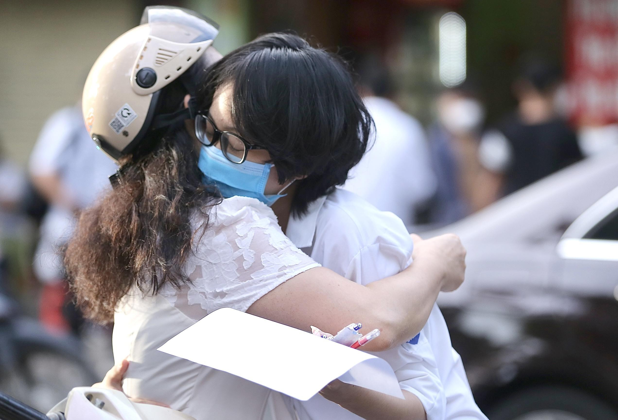 Những khoảnh khắc ấn tượng khép lại kỳ thi tốt nghiệp THPT 2022 - 16