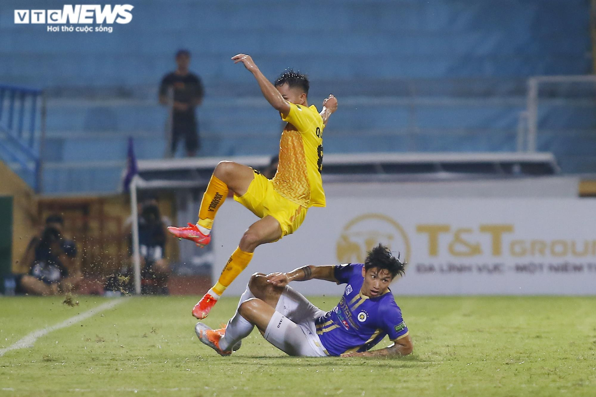 Đoàn Văn Hậu rạng ngời hạnh phúc trong ngày trở lại sân cỏ - 10