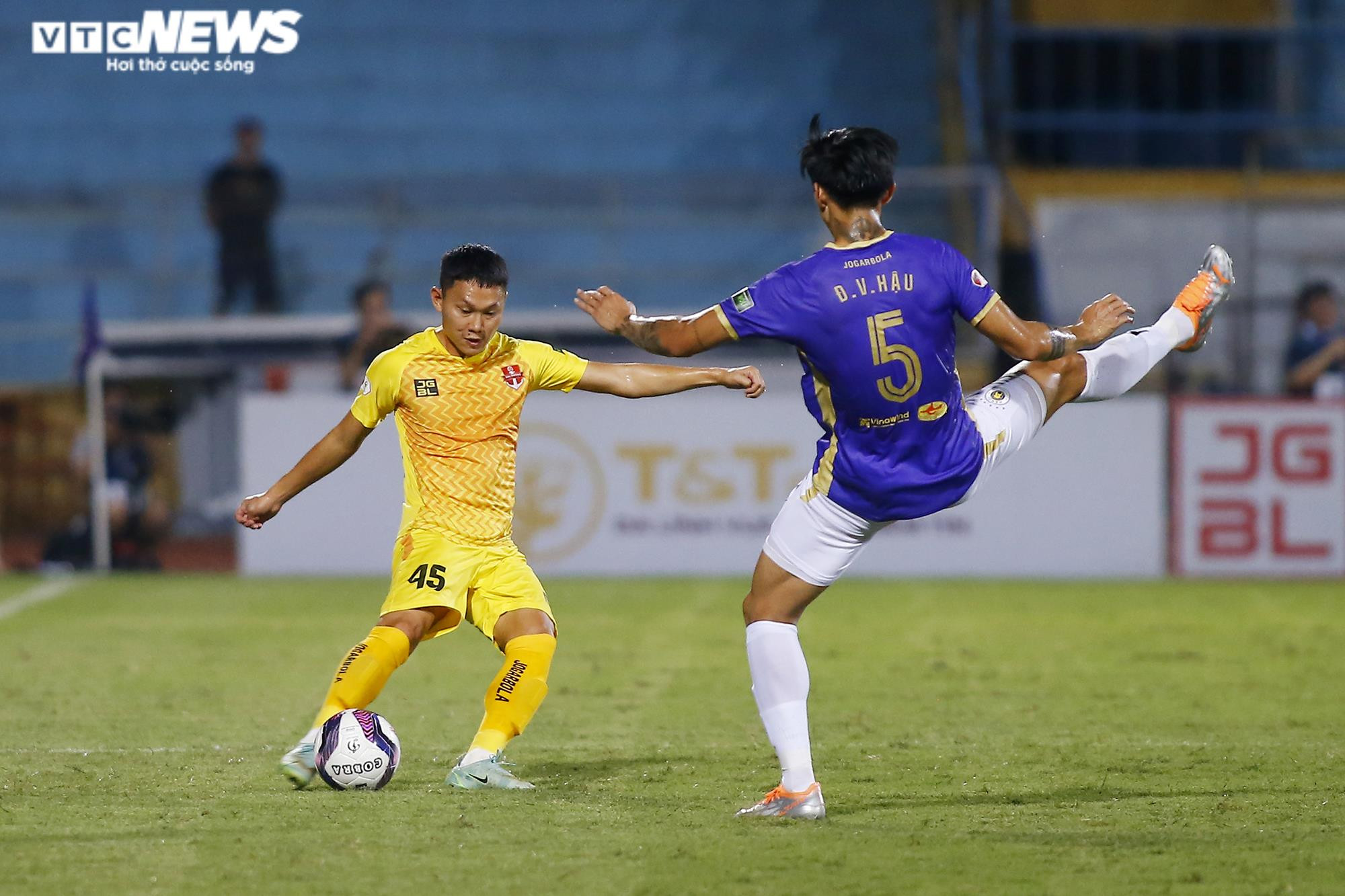 Đoàn Văn Hậu rạng ngời hạnh phúc trong ngày trở lại sân cỏ - 4