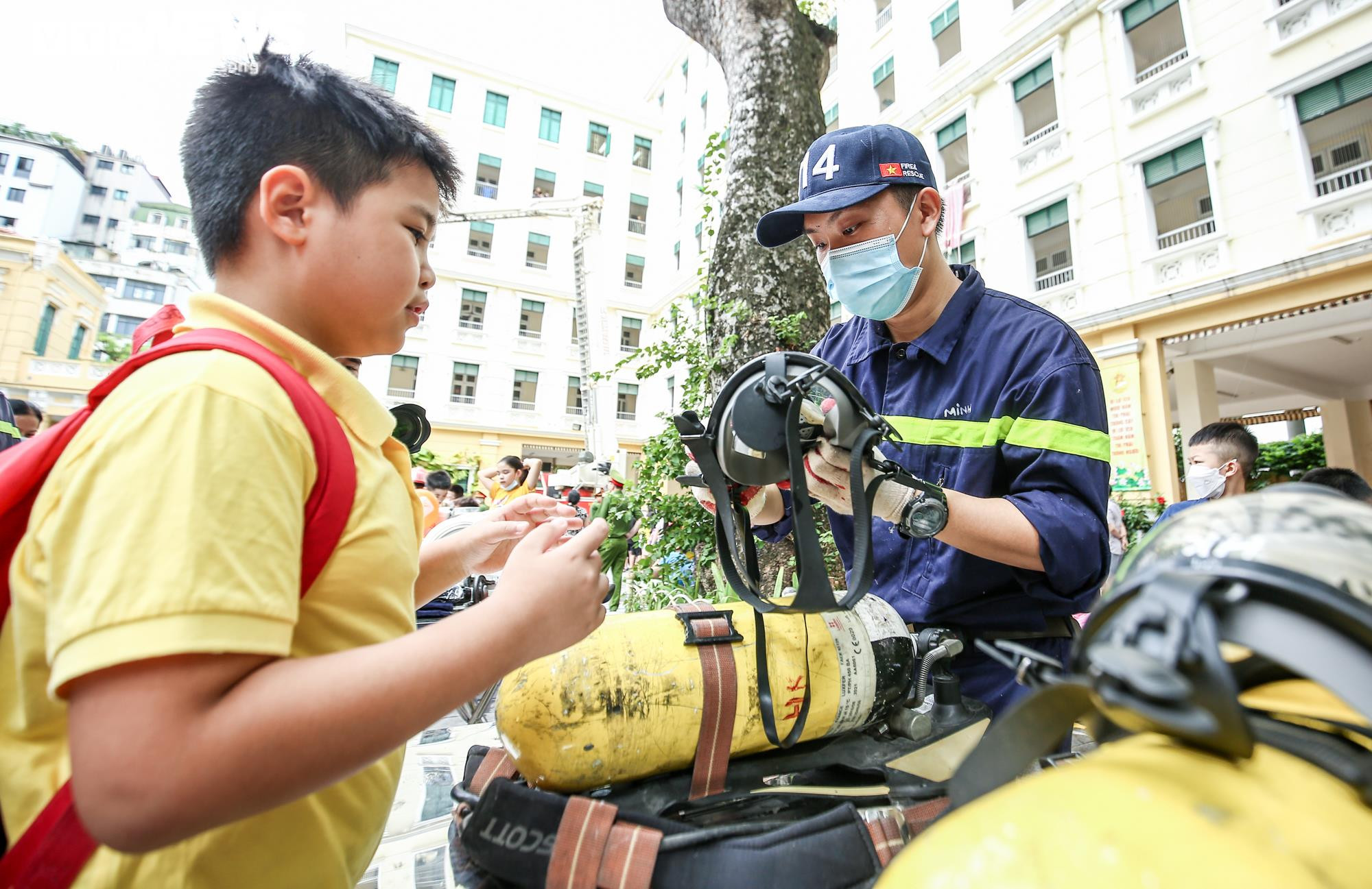 Ảnh: Học sinh Hà Nội hóa thân làm lính cứu hỏa, tham gia cứu nạn bằng xe thang - 3