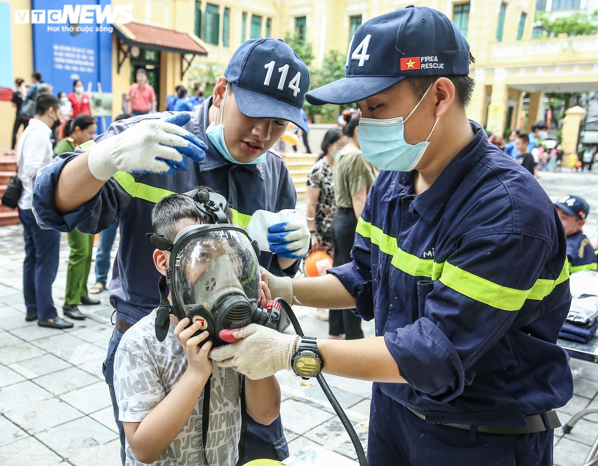 Ảnh: Học sinh Hà Nội hóa thân làm lính cứu hỏa, tham gia cứu nạn bằng xe thang - 5