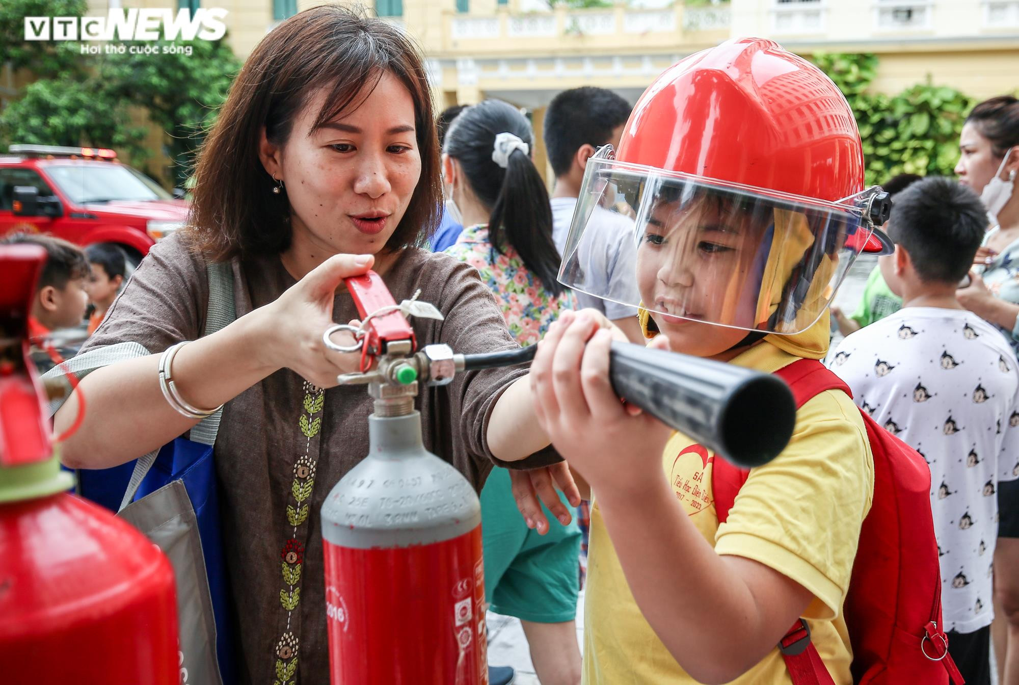 Ảnh: Học sinh Hà Nội hóa thân làm lính cứu hỏa, tham gia cứu nạn bằng xe thang - 6