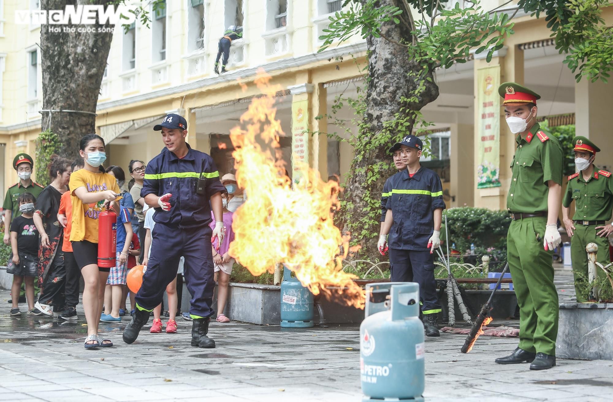 Ảnh: Học sinh Hà Nội hóa thân làm lính cứu hỏa, tham gia cứu nạn bằng xe thang - 8