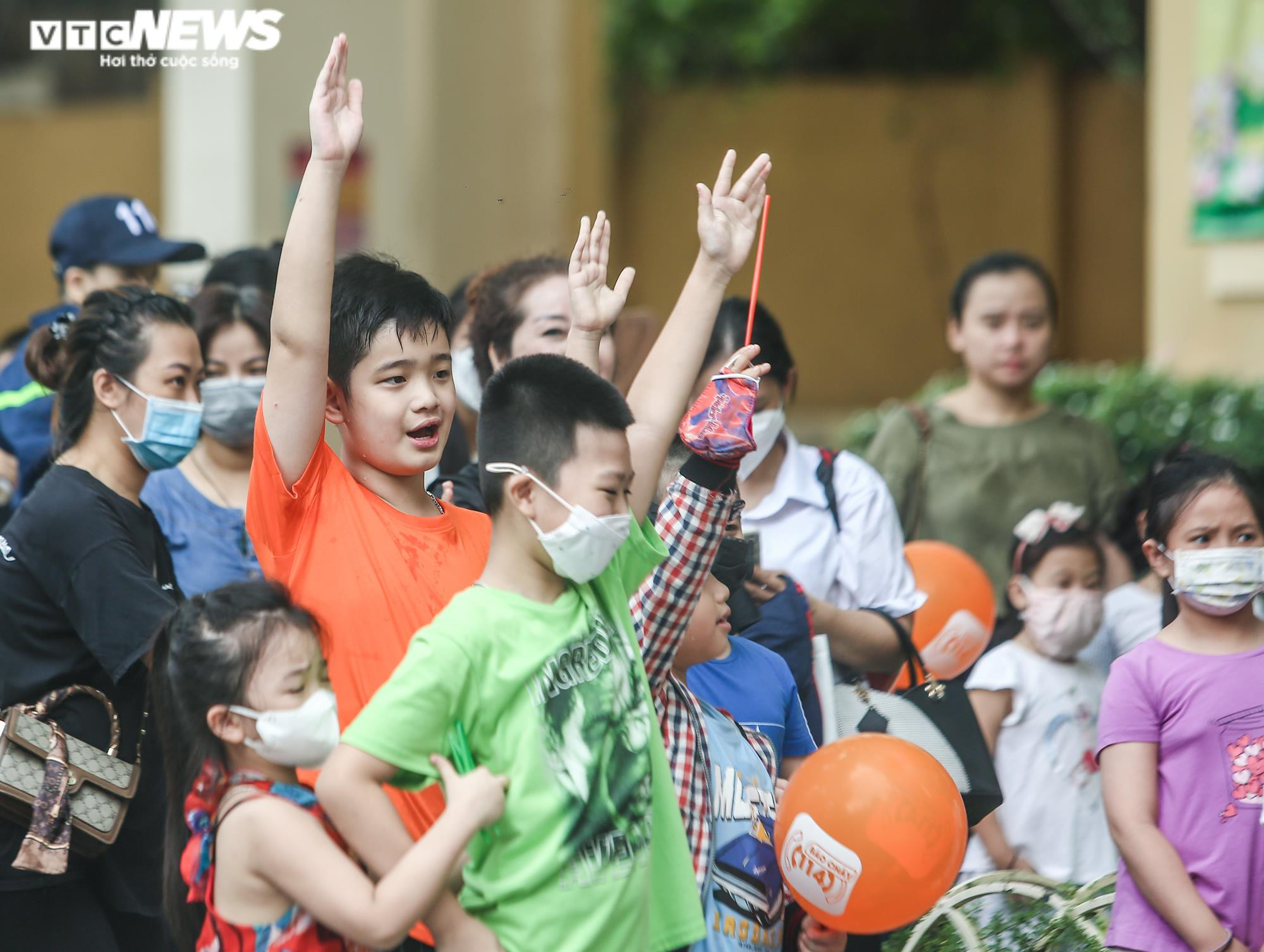 Ảnh: Học sinh Hà Nội hóa thân làm lính cứu hỏa, tham gia cứu nạn bằng xe thang - 13