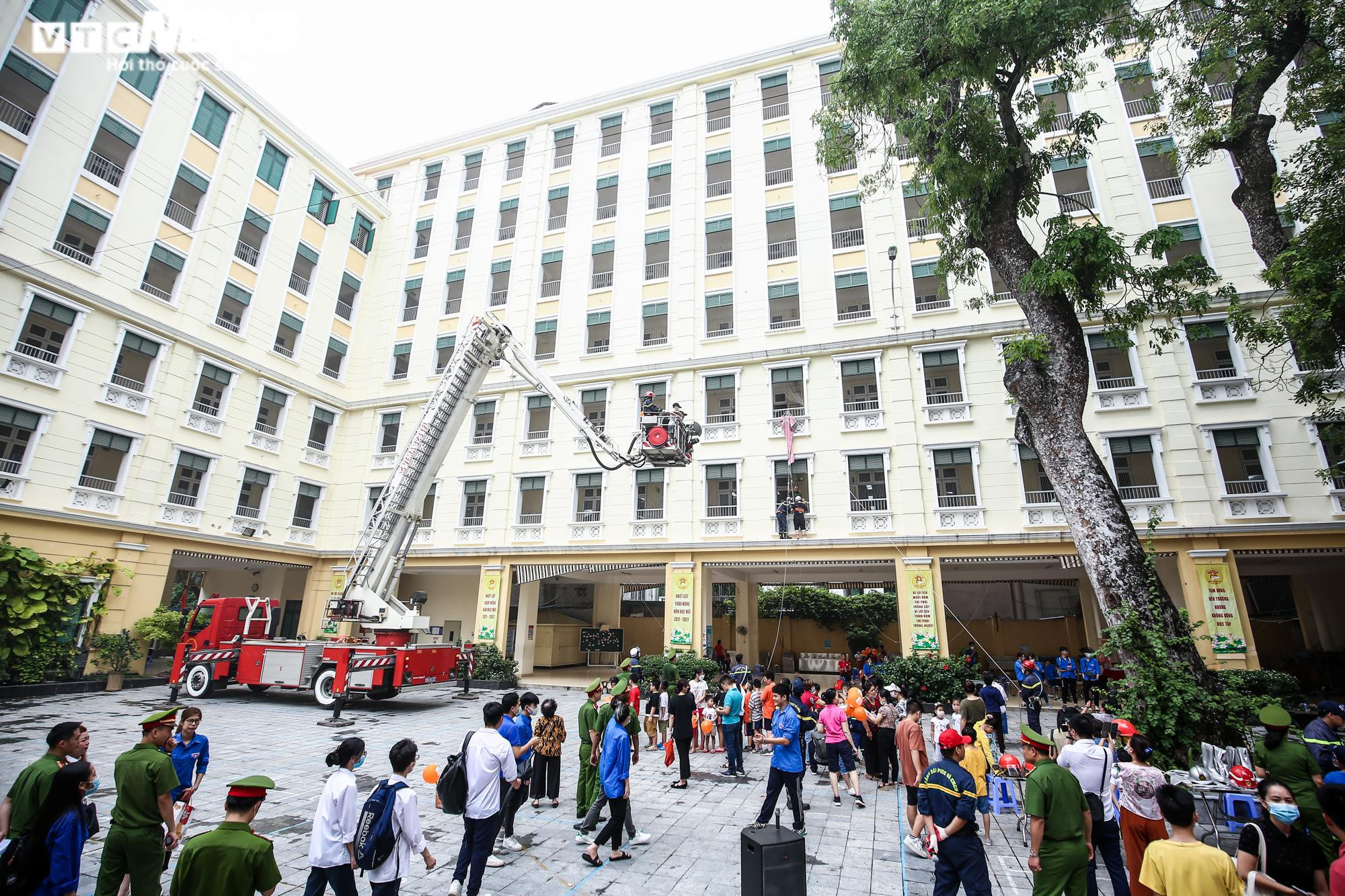 Ảnh: Học sinh Hà Nội hóa thân làm lính cứu hỏa, tham gia cứu nạn bằng xe thang - 1