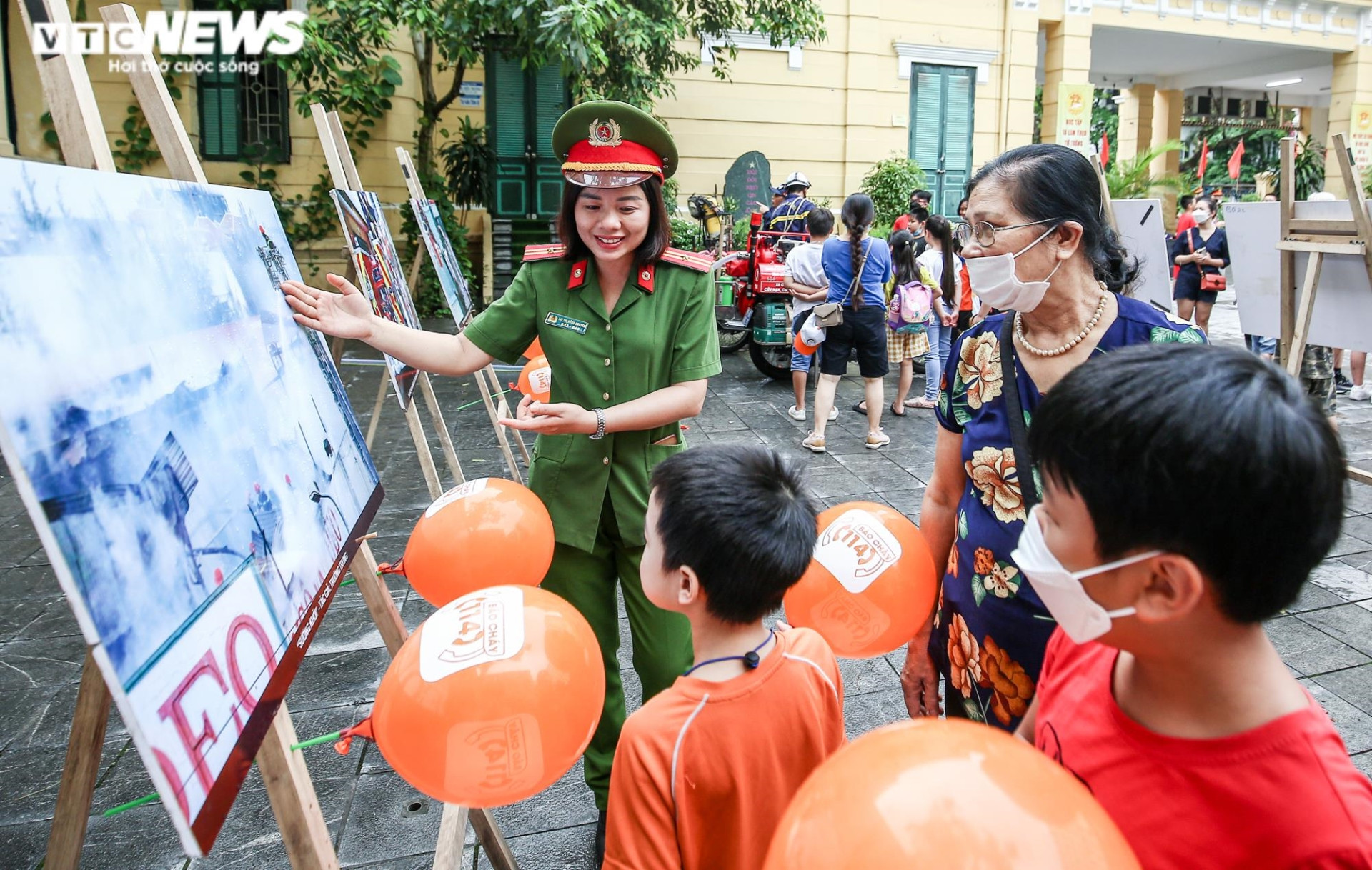 Ảnh: Học sinh Hà Nội hóa thân làm lính cứu hỏa, tham gia cứu nạn bằng xe thang - 4