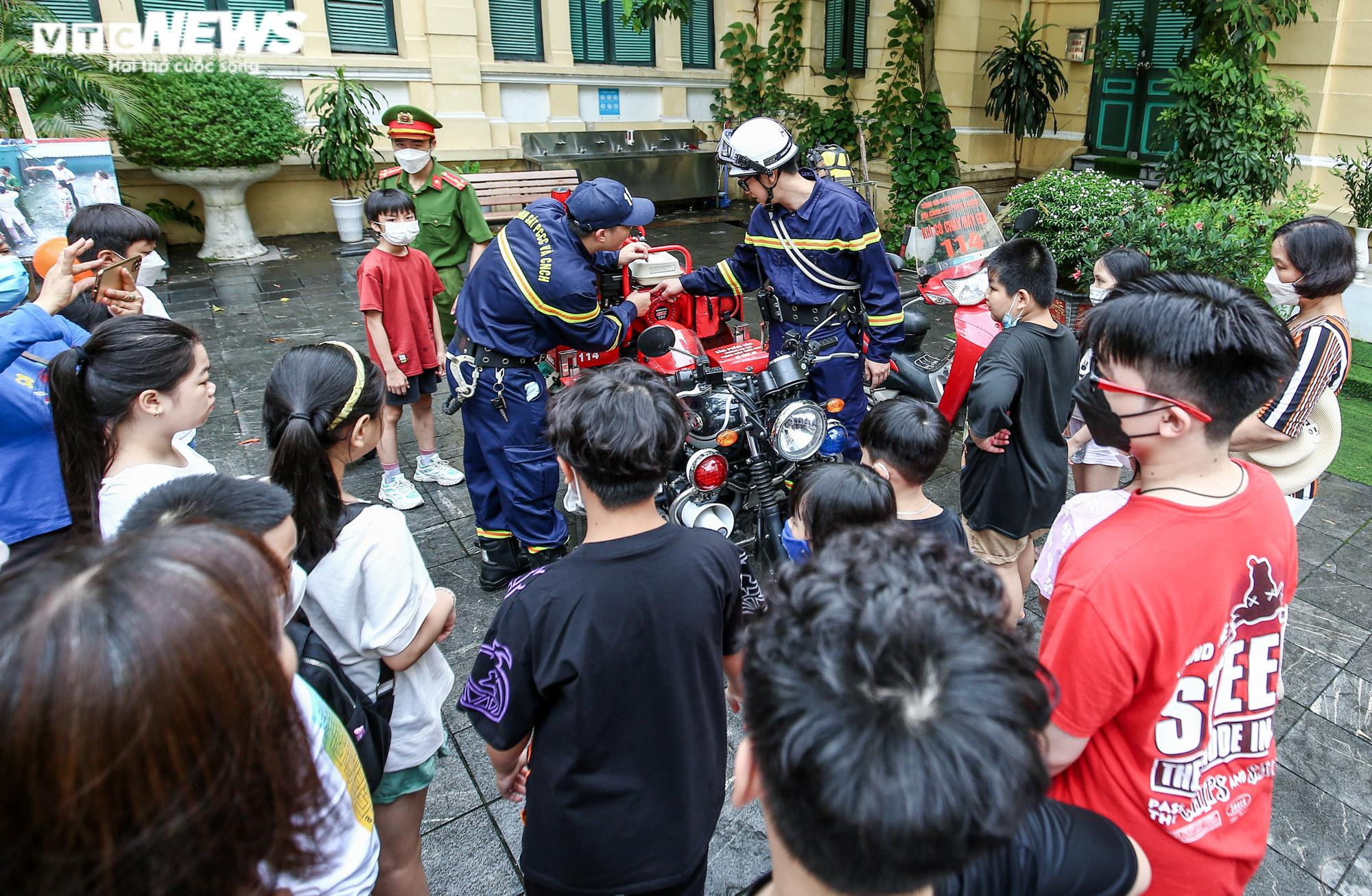 Ảnh: Học sinh Hà Nội hóa thân làm lính cứu hỏa, tham gia cứu nạn bằng xe thang - 2