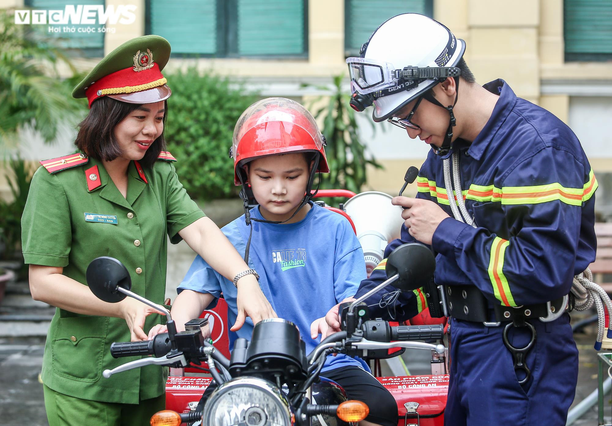 Ảnh: Học sinh Hà Nội hóa thân làm lính cứu hỏa, tham gia cứu nạn bằng xe thang - 7